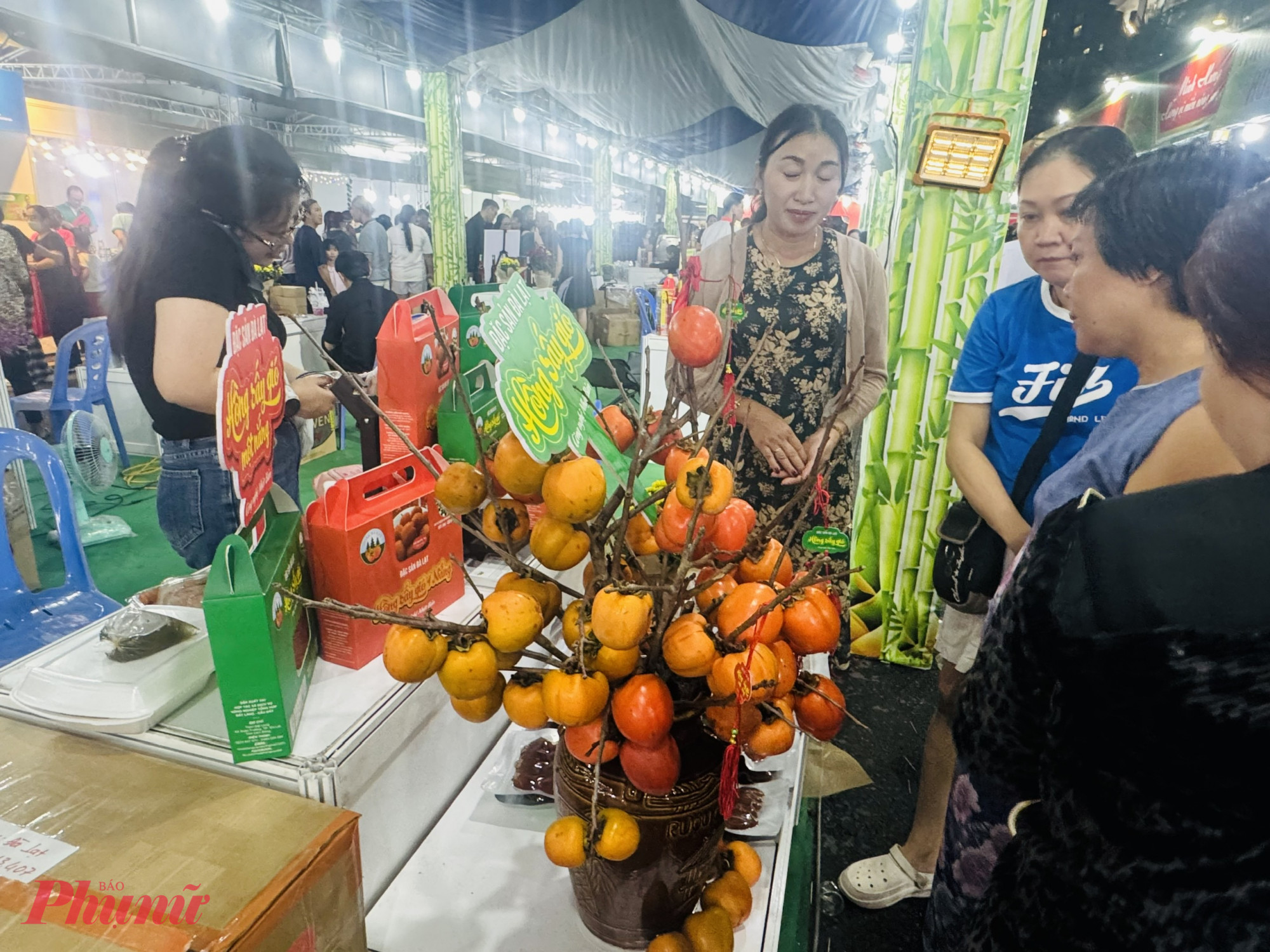 Hồng thì chưng trong bình còn cả cành