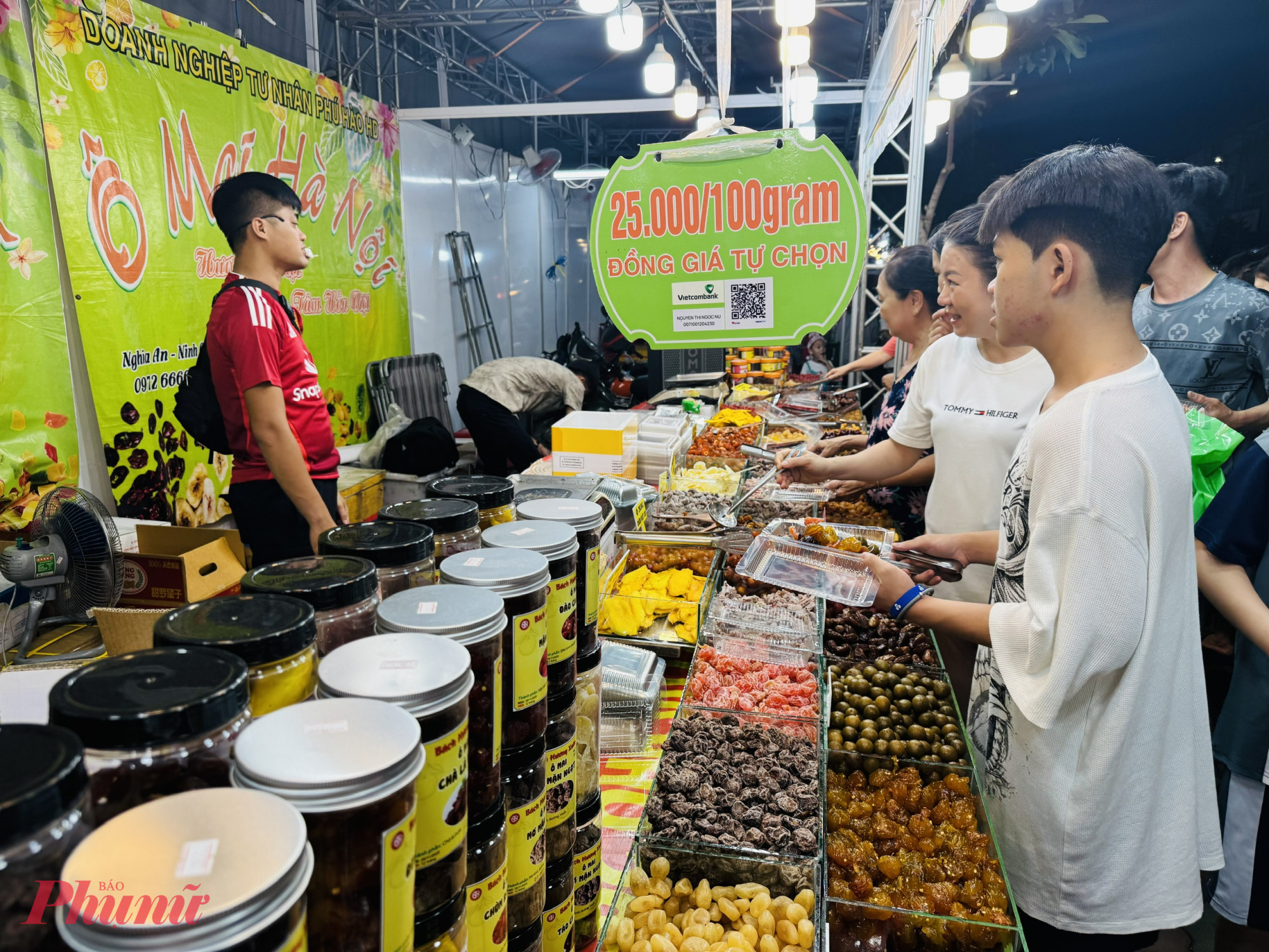 Các loại đặc sản Hà Nội như sấu ngâm, mơ ngâm, xí muội... cũng góp mặt tại phiên chợ. Với mức giá hấp dẫn, đồng loạt 25.000 đồng/100 gam và cho phép khách hàng mix nhiều loại trong một lần mua, các gian hàng này luôn tấp nập người xem và chọn mua.