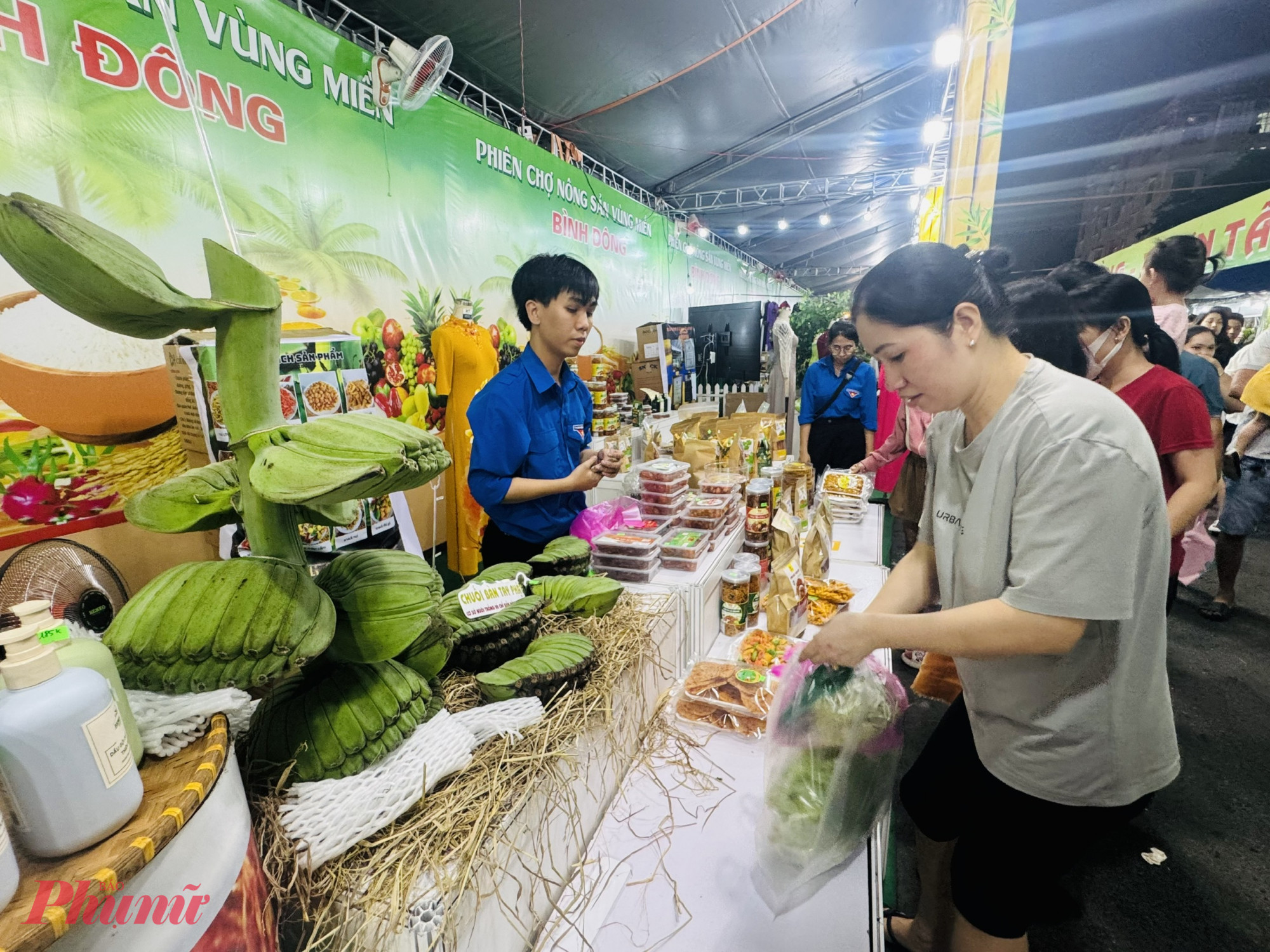 Phiên chợ lần này tề tự khá nhiều đặc sản độc, lạ. Trong ảnh là chuối tay Phật