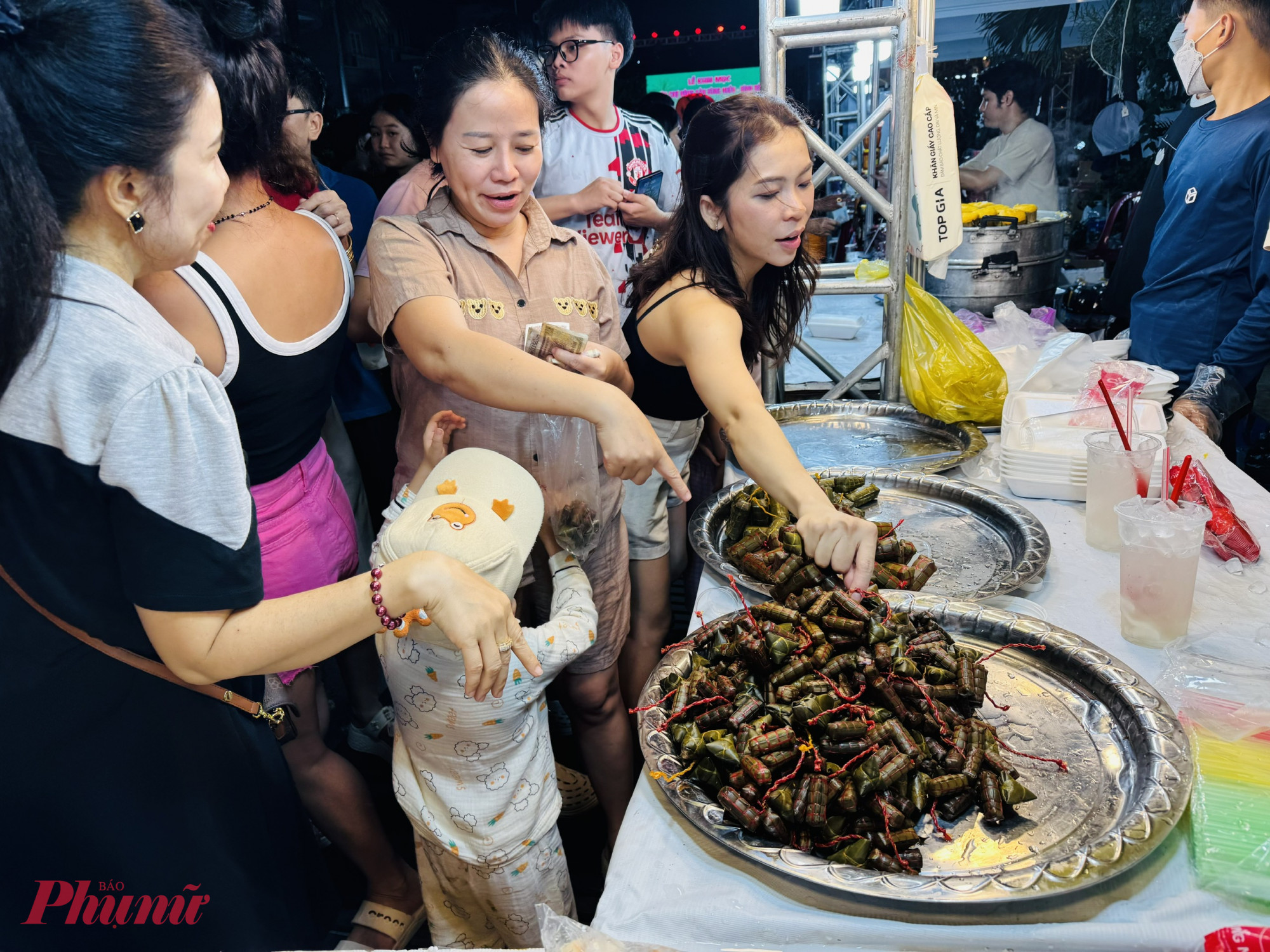 Bánh tét và bánh ú mi ni, có giá 10.000 - 15.000 đồng/chùm cũng khá thu hút khách vì lạ