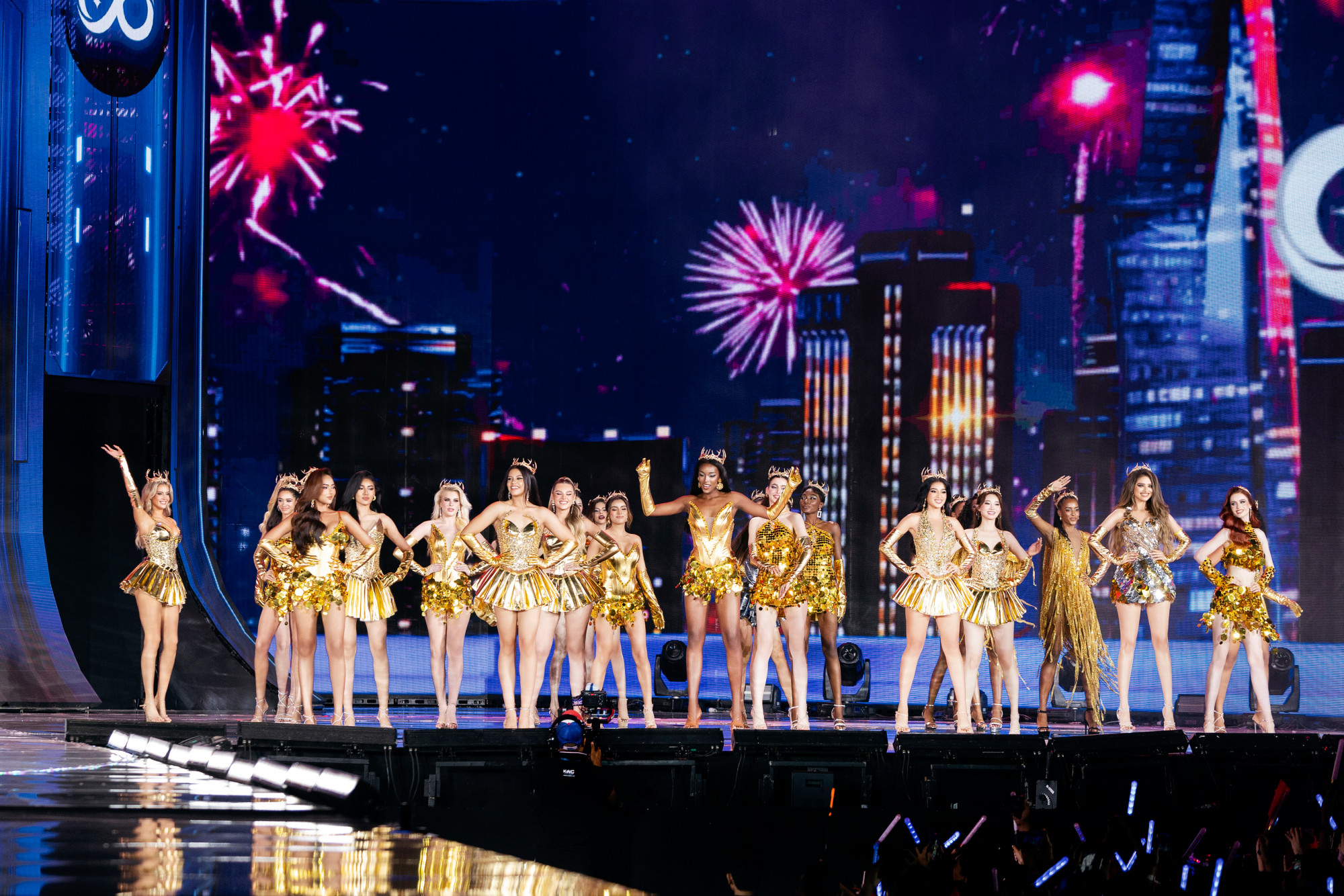 Các thí sinh trình diễn mở màn đêm chung kết