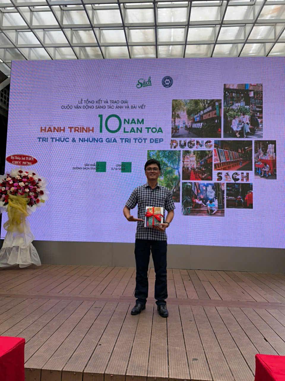 Tác giả Lê Tấn Thời trong lễ trao giải viết về Đường sách TPHCM. Ảnh: Hồng Nga