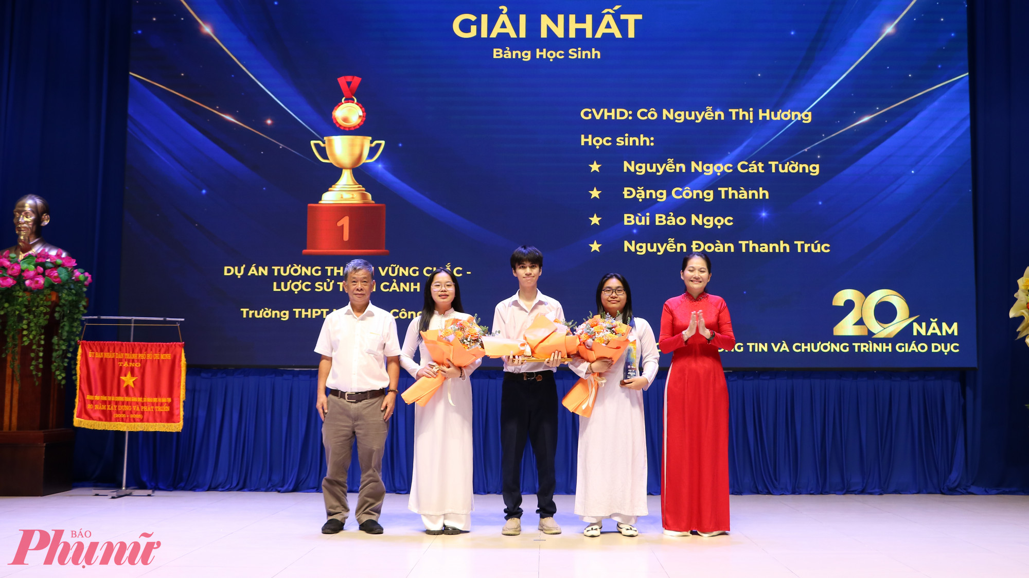 Đội thi giành giải Nhất bảng học sinh - Ảnh: Trang Thư