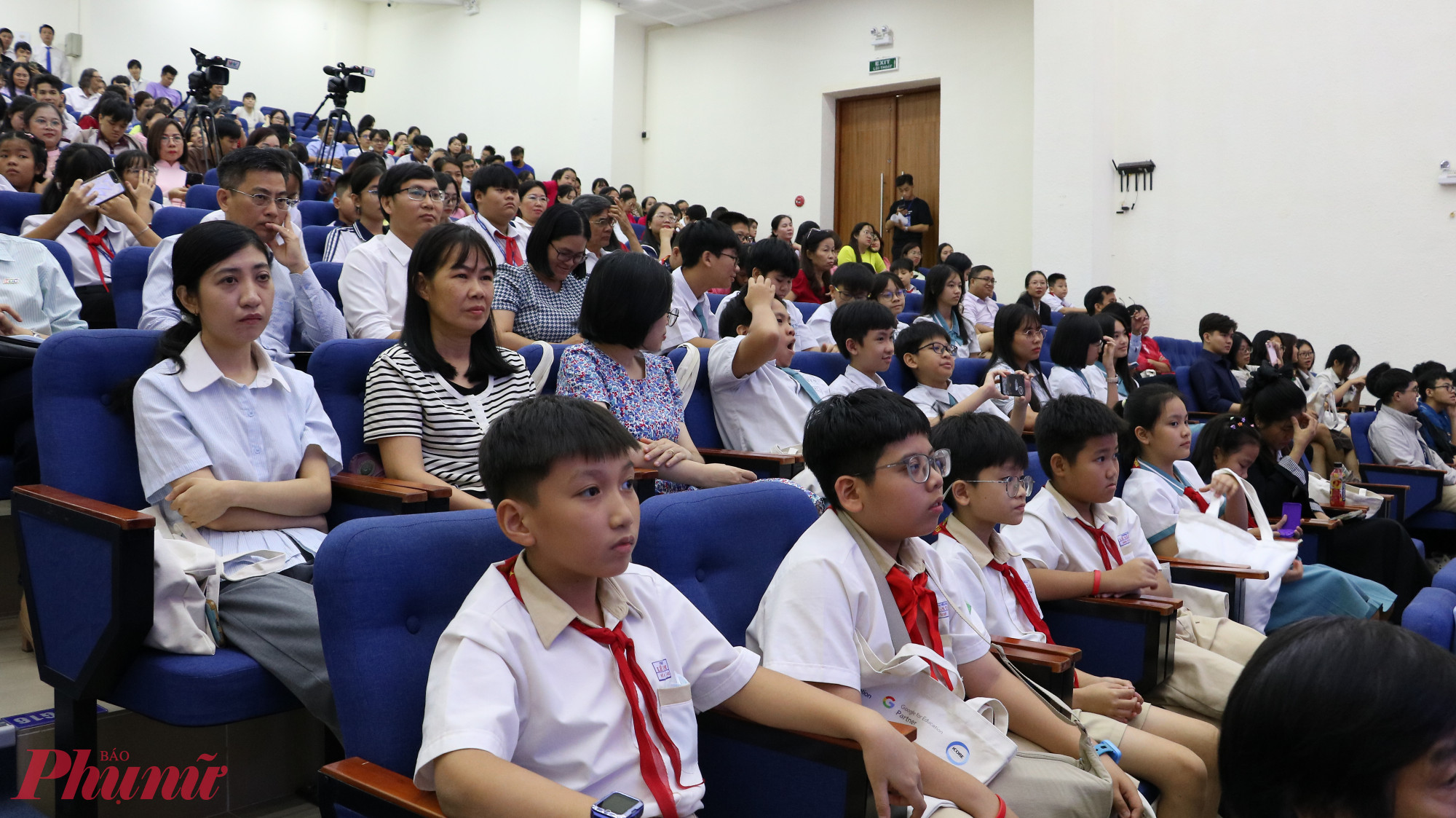 Học sinh và giáo viên 