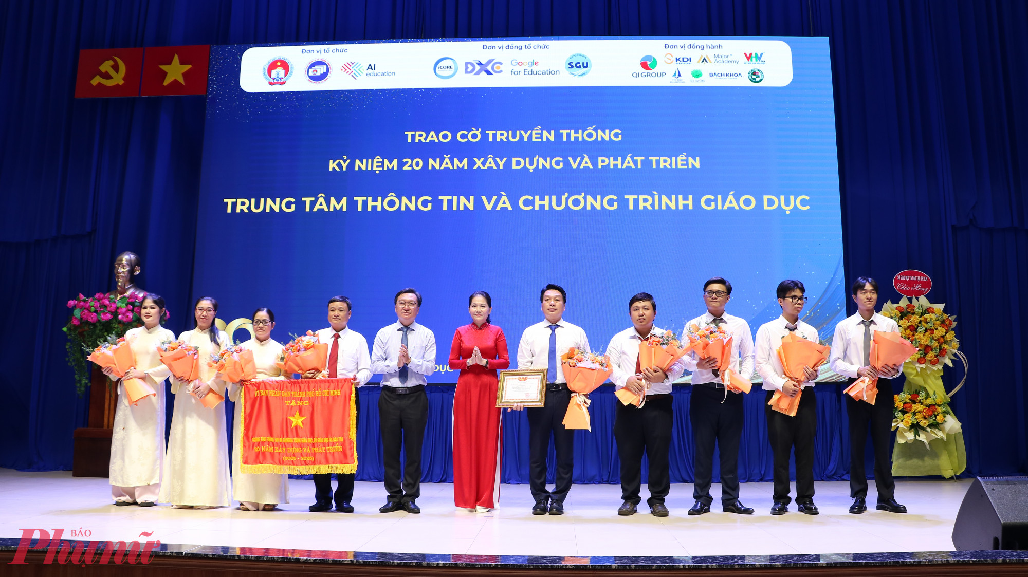 Đại diện Sở GD-ĐT TPHCM trao cờ 