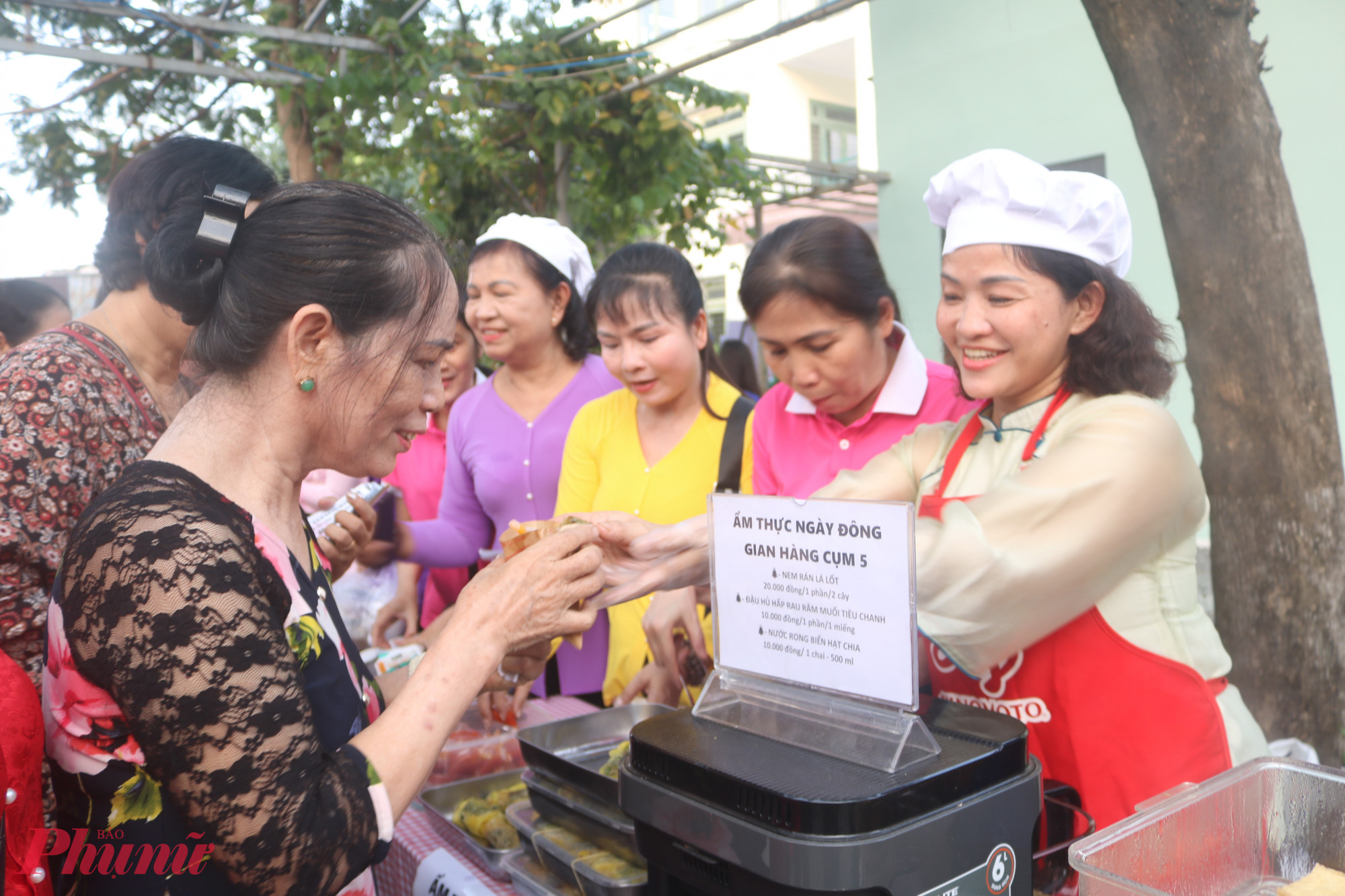 Các gian hàng ẩm thực ngày Đông của Hội LHPN phường Đông Hưng Thuận - Ảnh: Mẫn Nhi