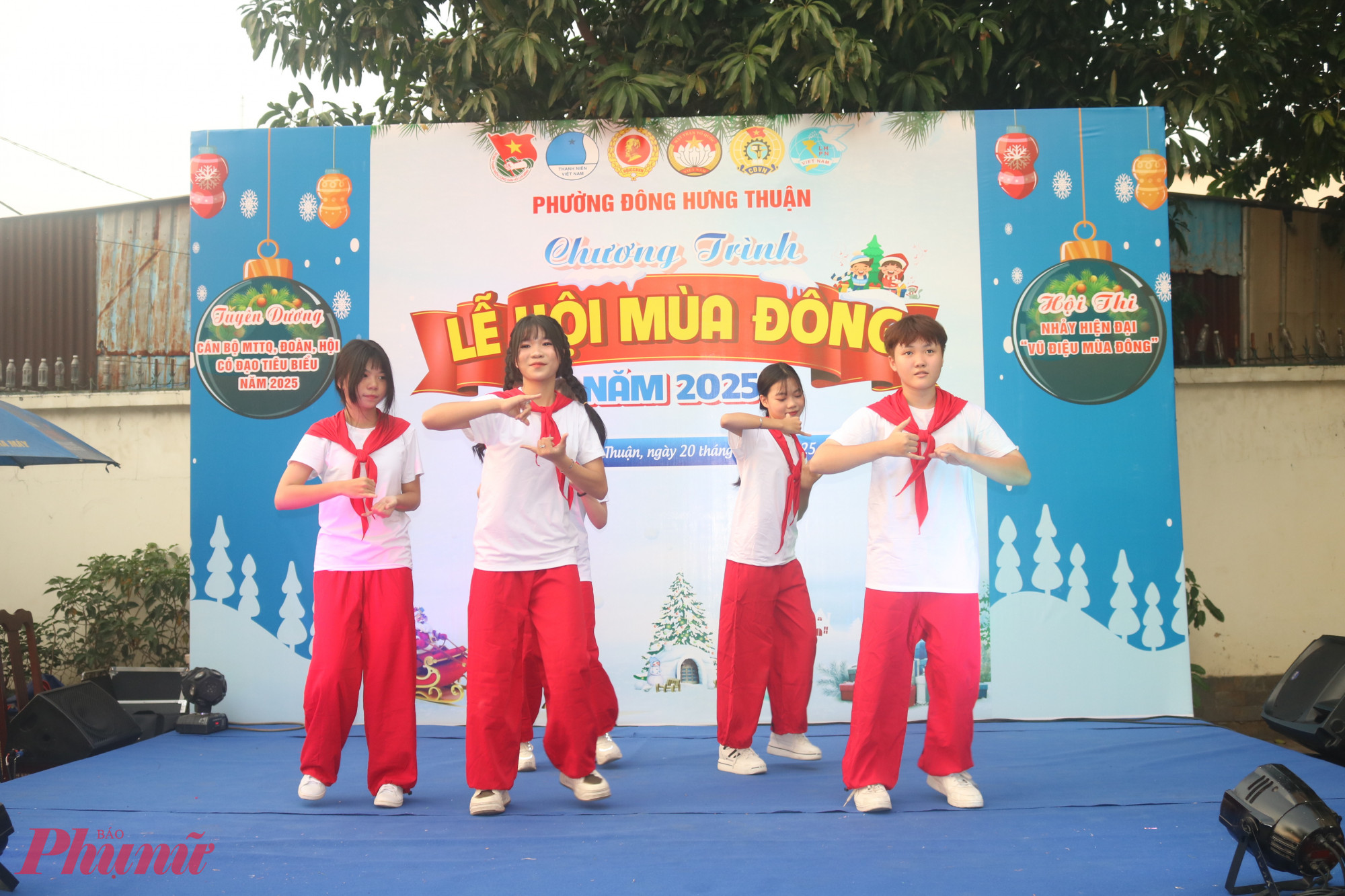 Các điệu nhảy khi nhẹ nhàng, uyển chuyển, khi mạnh mẽ, kết hợp nền nhạc sôi động thu hút sự quan tâm, cổ vũ nhiệt tình từ các cổ động viên - Ảnh: Mẫn Nhi