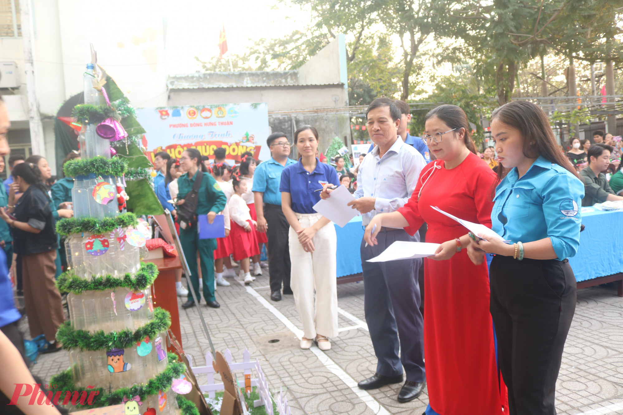 Ban giám khảo chấm điểm phần thi trang trí cây thông Giáng sinh từ vật liệu tái chế - Ảnh: Mẫn Nhi