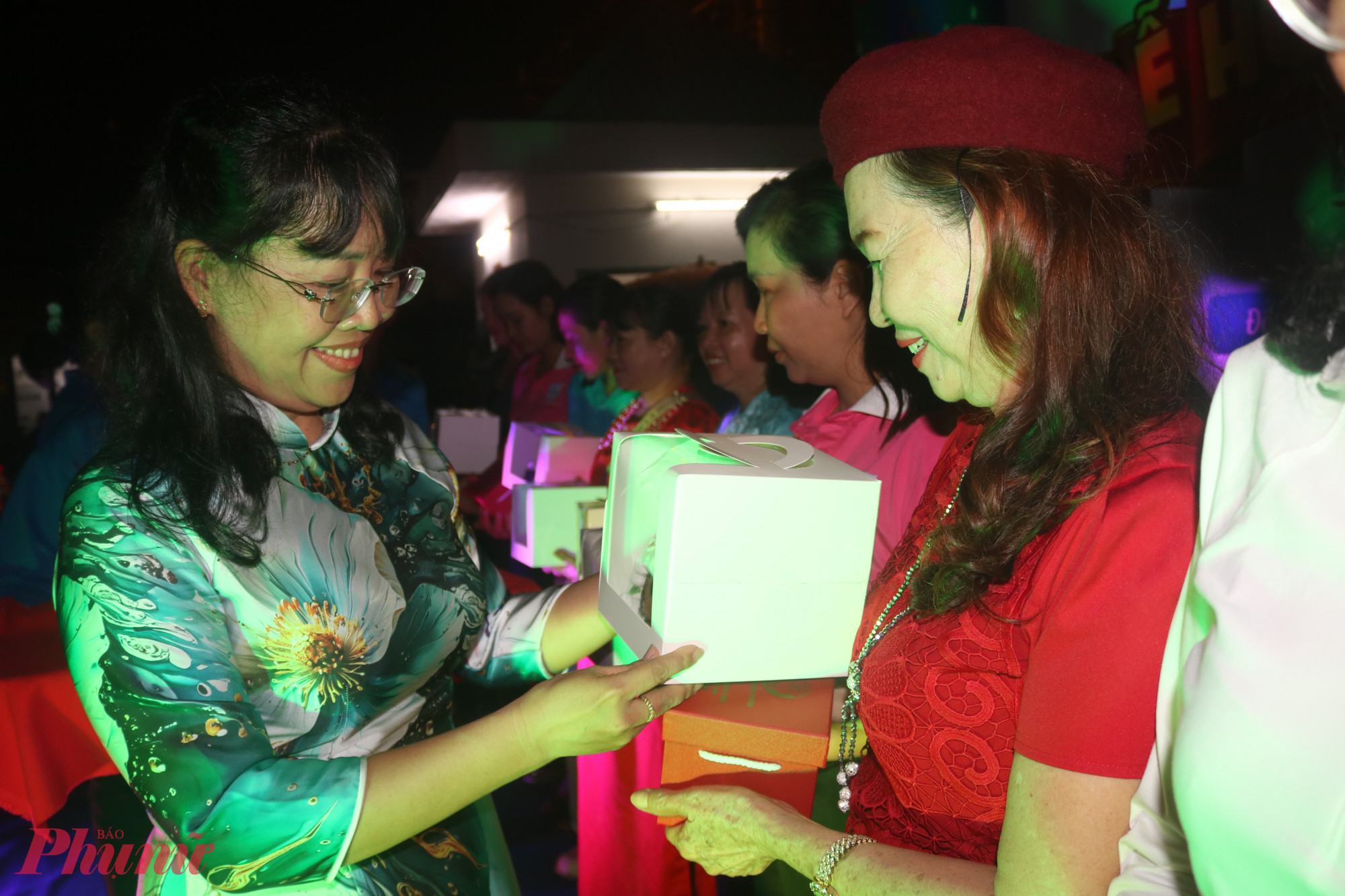 Bà Nguyễn Ngọc Yến – Phó chủ tịch Ủy ban MTTQ Việt Nam phường Đông Hưng Thuận, Chủ tịch Hội LHPN phường – trao quà đến các dì, các chị cán bộ Hội Phụ nữ cơ sở là cá nhân được tuyên dương tại lễ hội - Ảnh: Mẫn Nhi