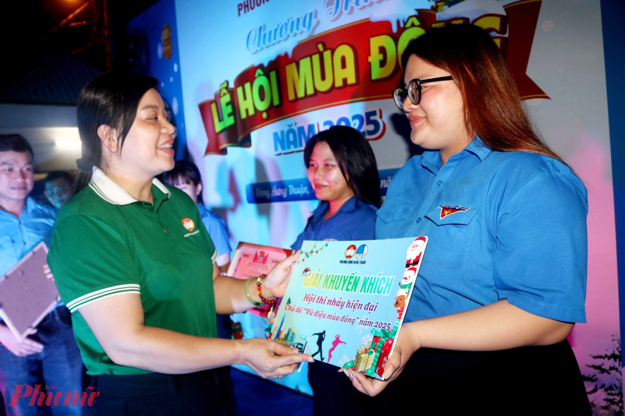 Bà Nguyễn Thị Ngoãn – Chủ tịch Ủy ban MTTQ Việt Nam phường Đông Hưng Thuận – trao giải phần thi “Vũ điệu mùa Đông” cho đại diện các đội - Ảnh: Mẫn Nhi