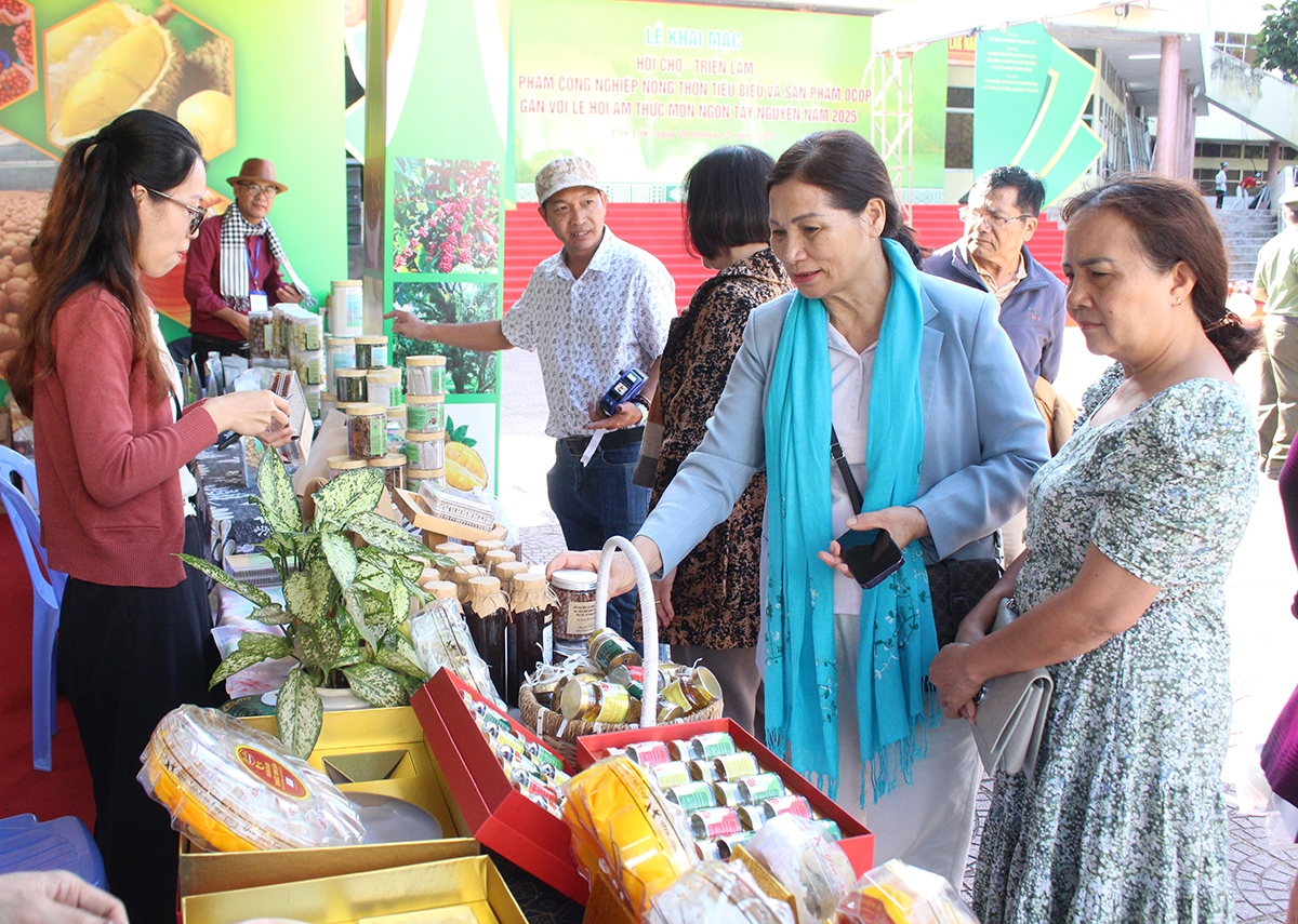 Các đơn vị tham dự sự kiện tham quan sản phẩm, hàng hóa trưng bày tại các gian hàng- Ảnh: VP