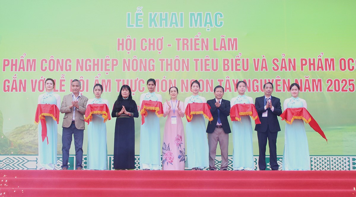 Các đại biểu thực hiện nghi thức cắt băng khai mạc Hội chợ - Triển lãm sản phẩm công nghiệp nông thôn tiêu biểu và sản phẩm OCOP gắn với Lễ hội Ẩm thực món ngon Tây Nguyên năm 2025- Ảnh: VP