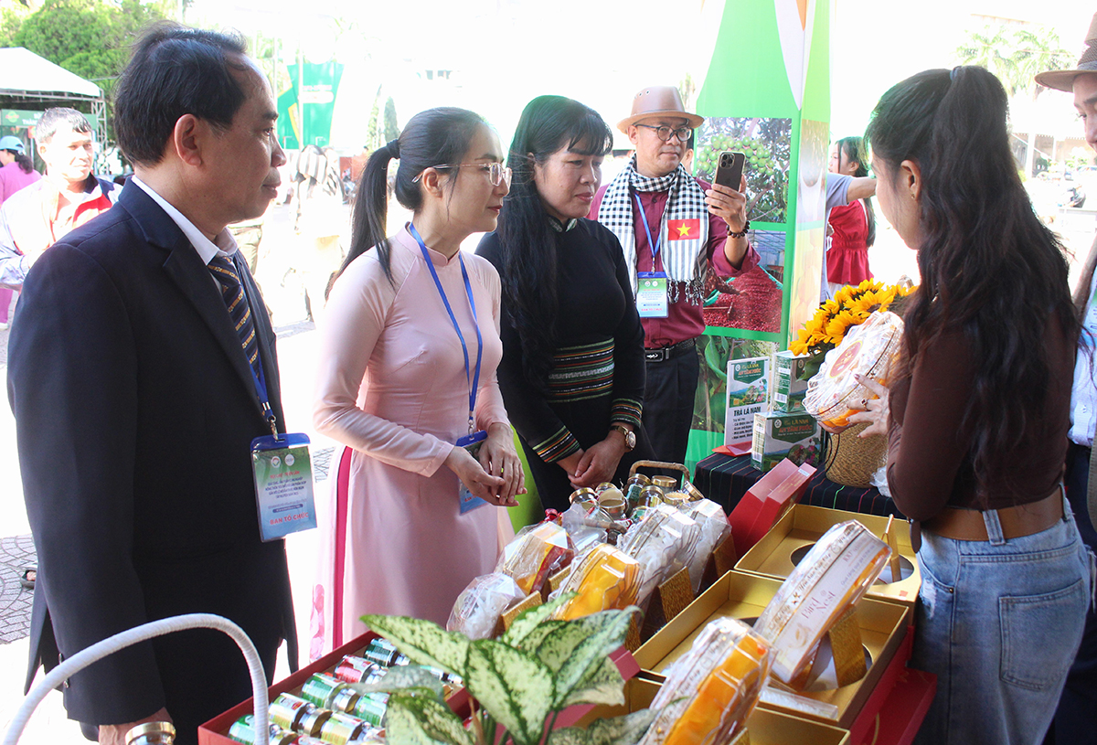 Hoạt động tham quan, mua sắm của người dân tại hội chợ- Ảnh: VP