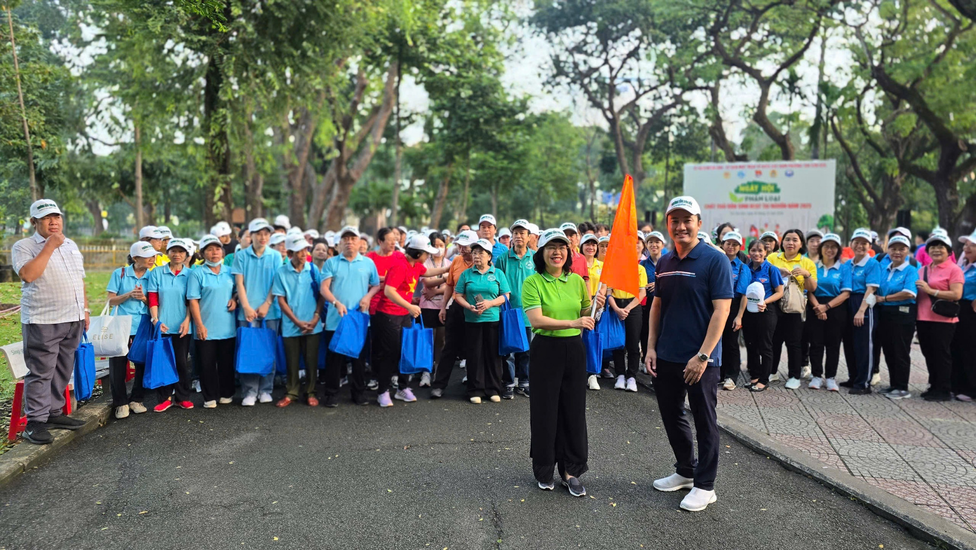 Bà Trương Lê Mỹ Ngọc – Bí thư Đảng ủy phường Tân Sơn Hòa cùng lãnh đạo phường và người dân tham gia Ngày hội phân loại chất thải rắn sinh hoạt tại nguồn.