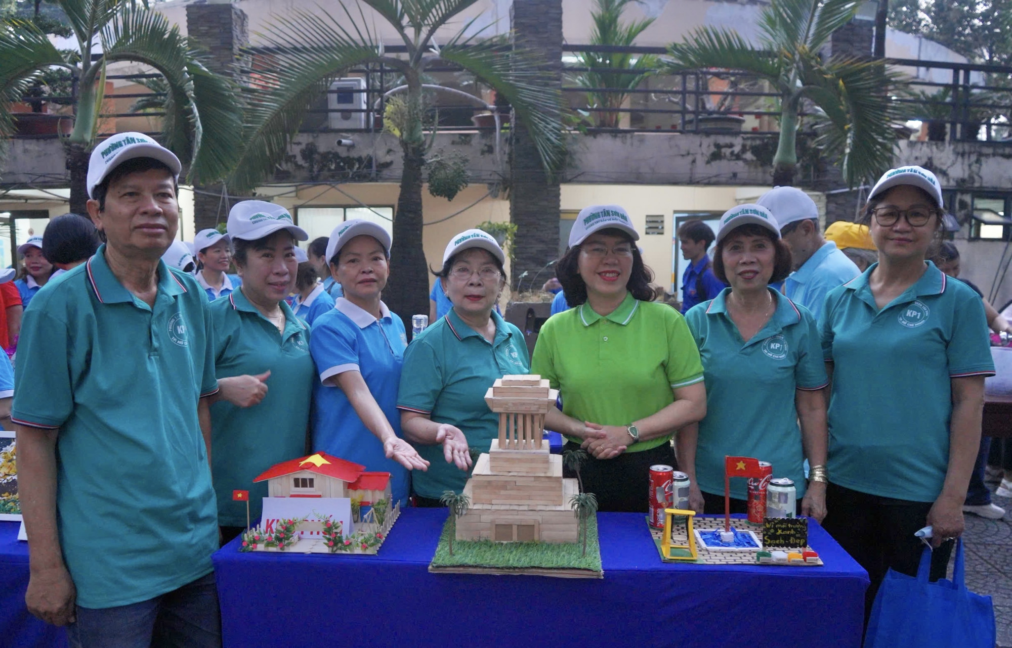 Bà Trương Lê Mỹ Ngọc – Bí thư Đảng ủy phường Tân Sơn Hòa cùng lãnh đạo phường và người dân tham gia Ngày hội phân loại chất thải rắn sinh hoạt tại nguồn