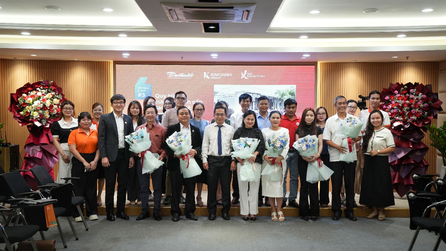 Bà Đặng Thị Kim Oanh - Chủ tịch Hội đồng quản trị Tập đoàn Kim Oanh (hàng đầu, thứ 4 từ phải sang) tặng hoa cho khách mời tham gia hội thảo - Ảnh: Quỹ Khởi Sự Từ Tâm