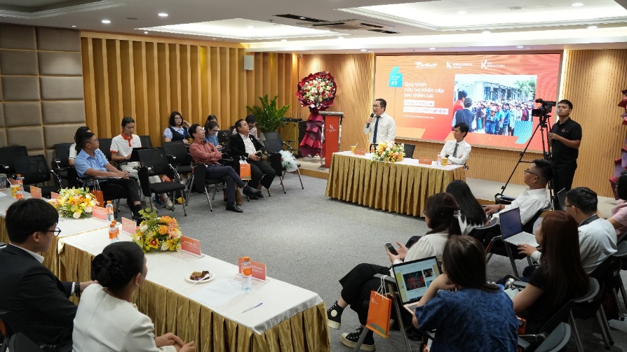 Các khách mời đóng góp ý kiến sôi nổi tại phiên thảo luận - Ảnh: Quỹ Khởi Sự Từ Tâm