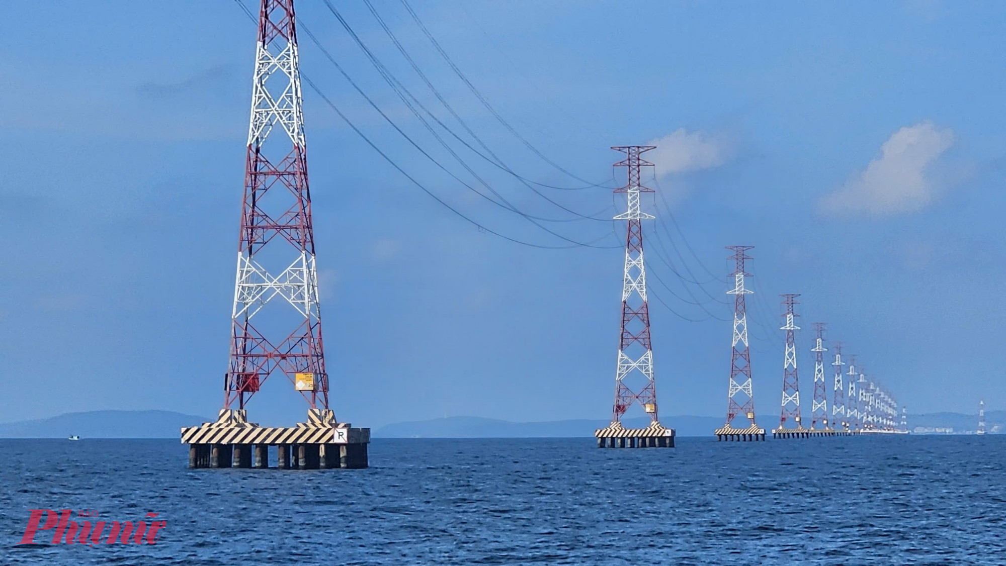 Đường dây điện vượt biển 220kV Kiên Bình - Phú Quốc giúp cho đảo ngọc phát triển mạnh - Ảnh Phú Hữu