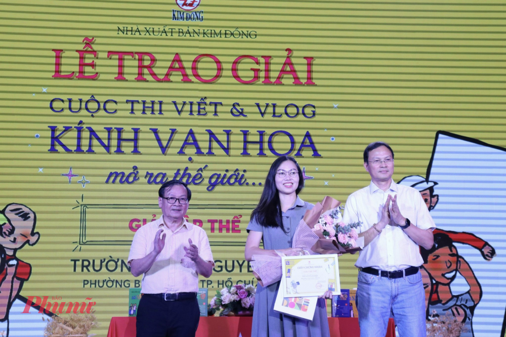 Kính vạn hoa trở lại trong diện mạo mới sau 30 năm Phần trao giải cuộc thi viết và vlog Kính vạn hoa - mở ra thế giới trong khuôn khổ buổi giao lưu