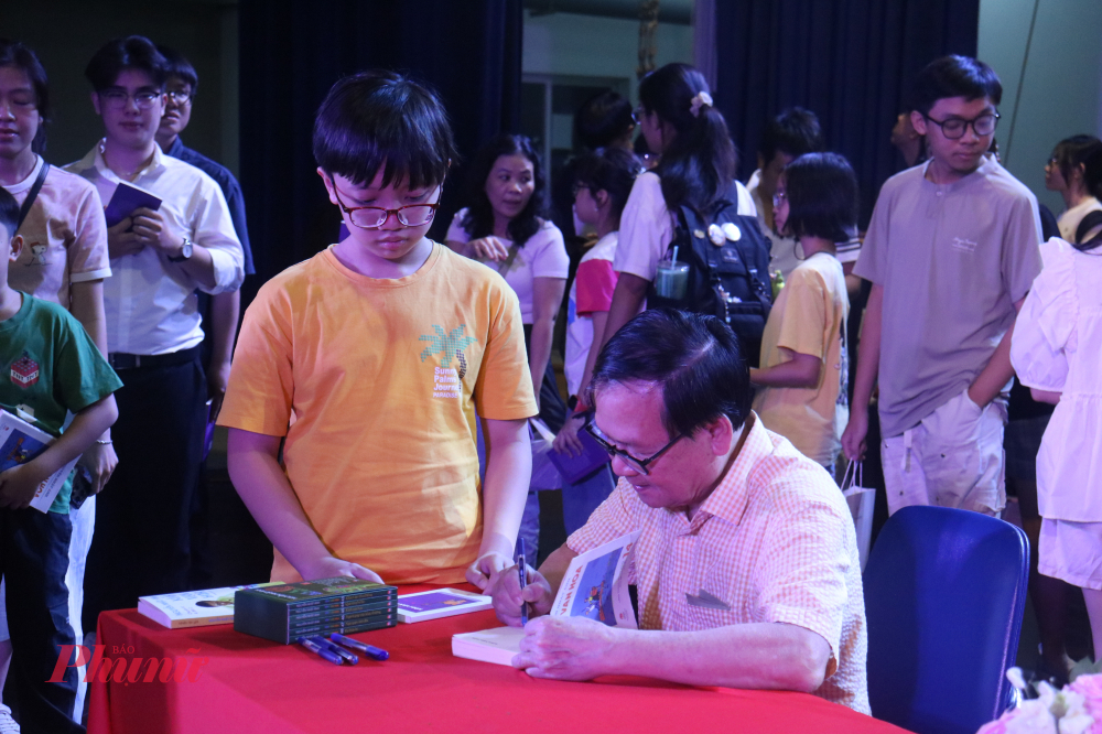 Kính vạn hoa trở lại trong diện mạo mới sau 30 năm Sau phần giao lưu, độc giả còn có cơ hội nhận chữ ký lưu niệm từ hai tác giả.