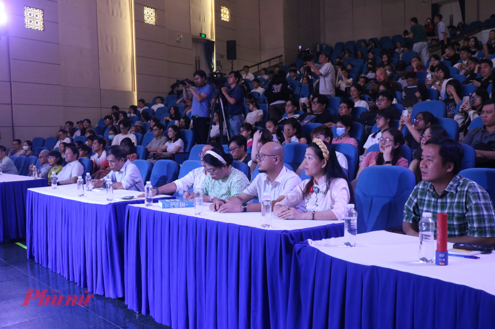 Kính vạn hoa trở lại trong diện mạo mới sau 30 năm Buổi giao lưu diễn ra trong bầu không khí ấm cúng cùng đông đảo độc giả