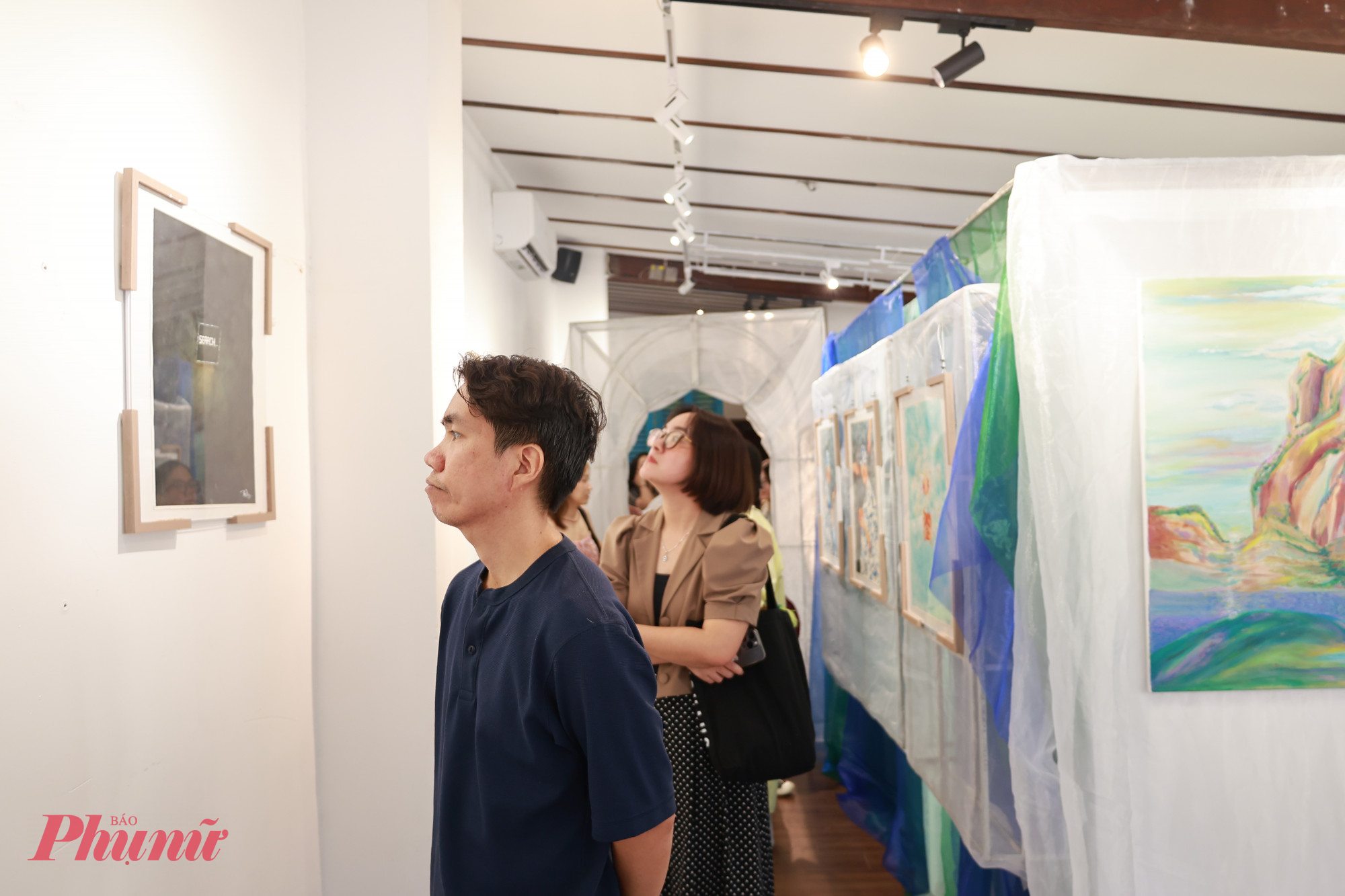 Triển lãm được trưng bày tại một tầng gác mái nhỏ giữa trung tâm thành phố 