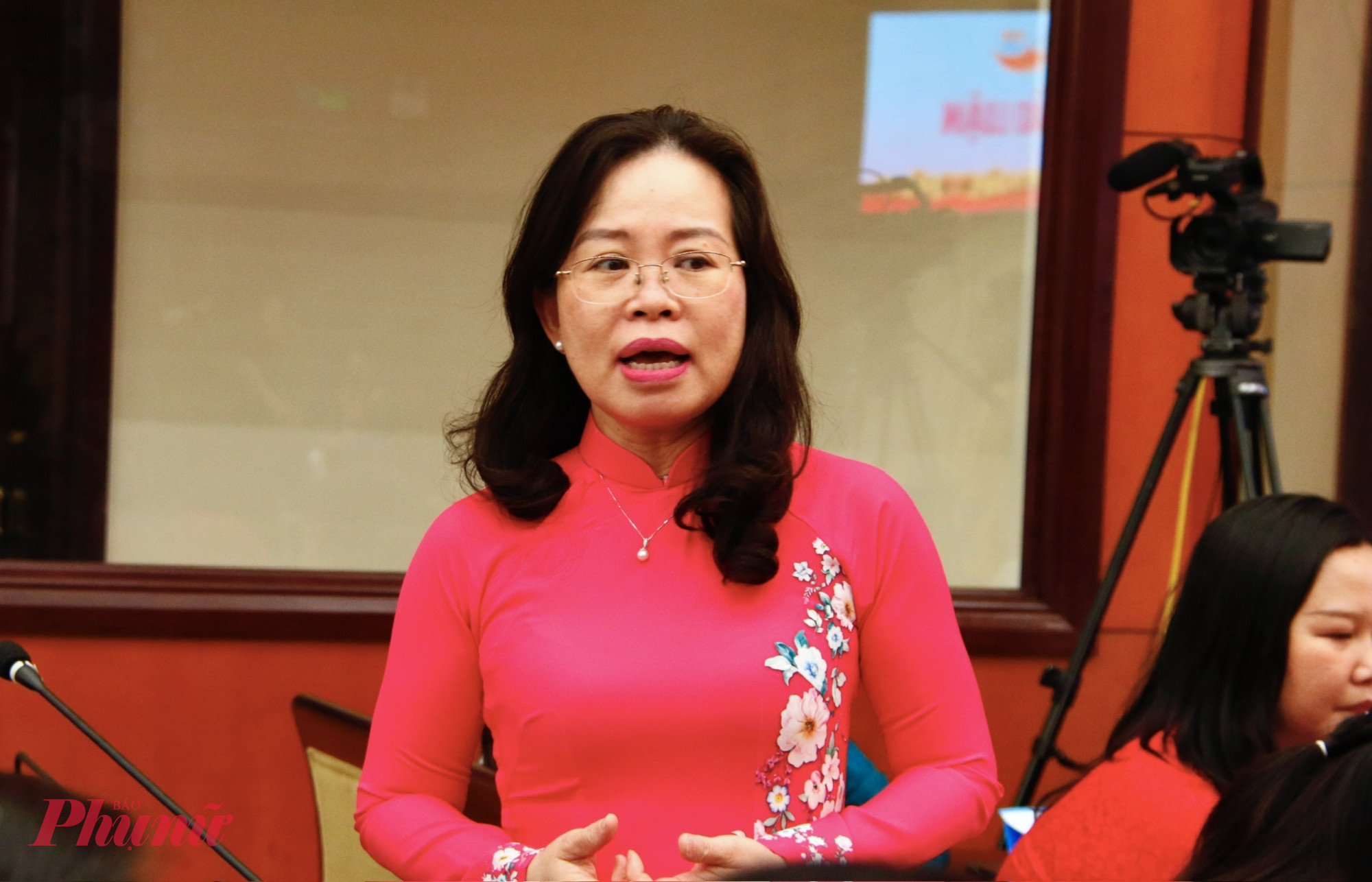 Tiến sĩ, bác sĩ Phan Thị Hằng – Phó Giám đốc Bệnh viện Hùng Vương - phát biểu tại tổ thảo luận 