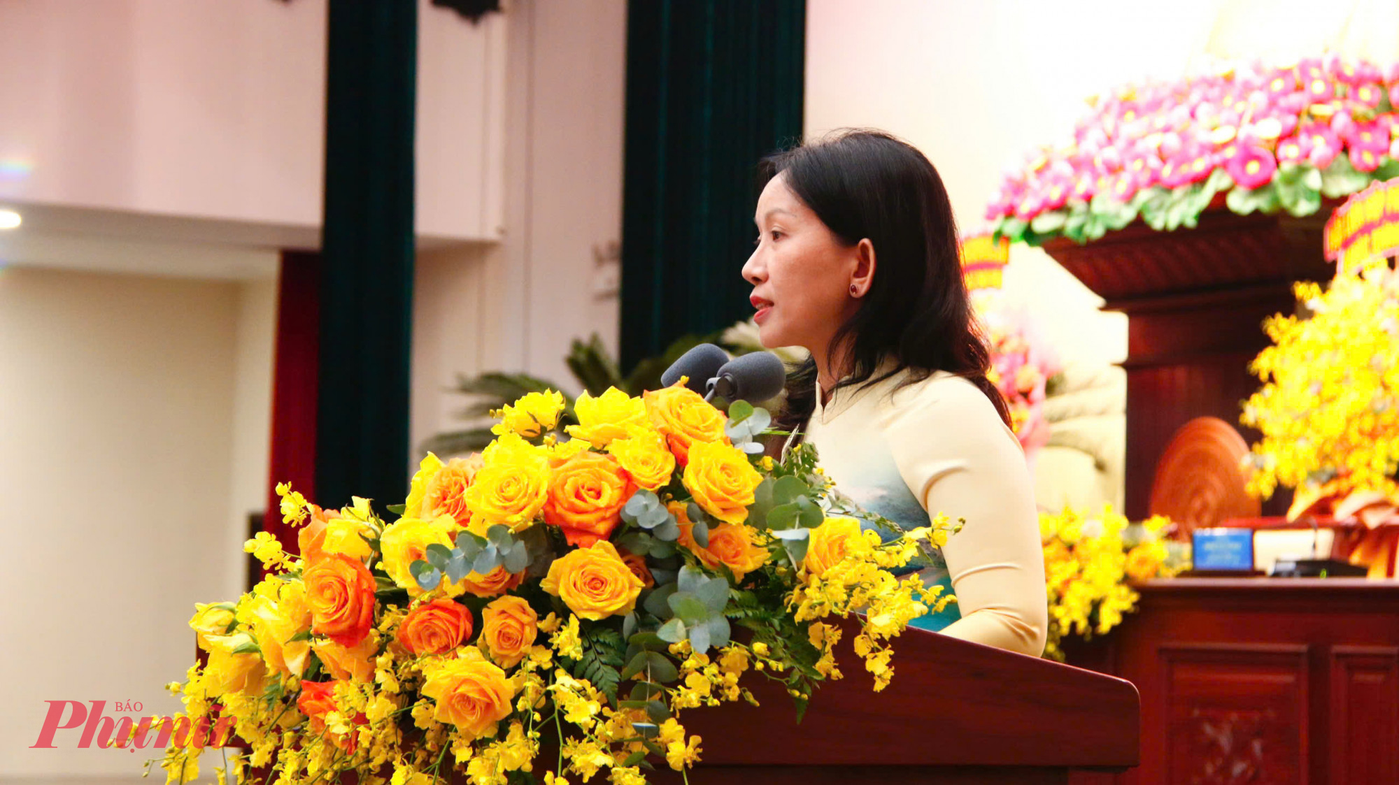 Bà Huỳnh Thị Thúy Phương - Phó chủ tịch Hội LHPN TPHCM - báo cáo tóm tắt góp ý kiến Điều lệ Hội và Dự thảo Văn kiện Đại hội phụ nữ các cấp