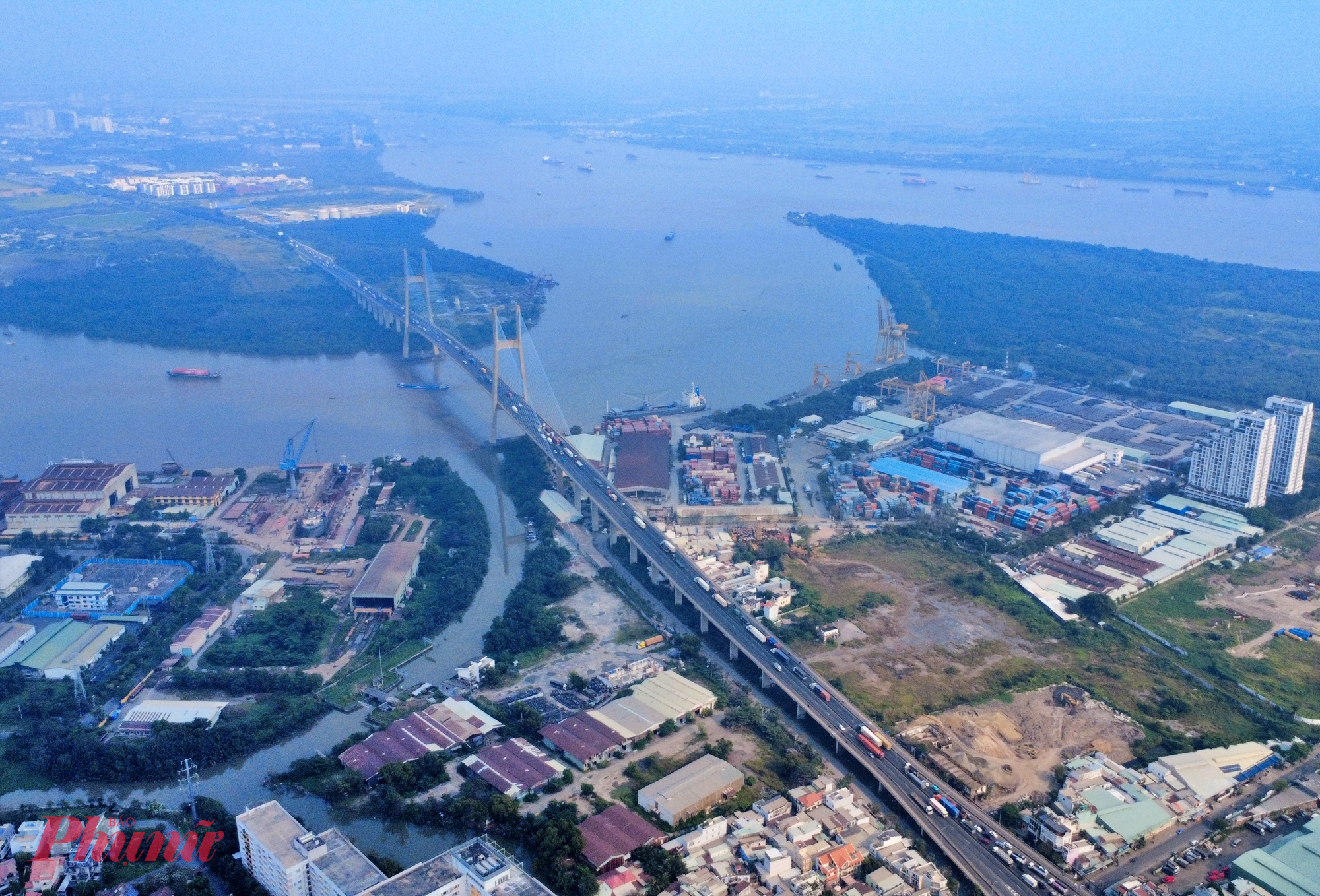 Theo quan sát, cầu Phú Mỹ là điểm nghẽn lớn nhất trong chuỗi ùn tắc kéo dài nhiều ngày qua.