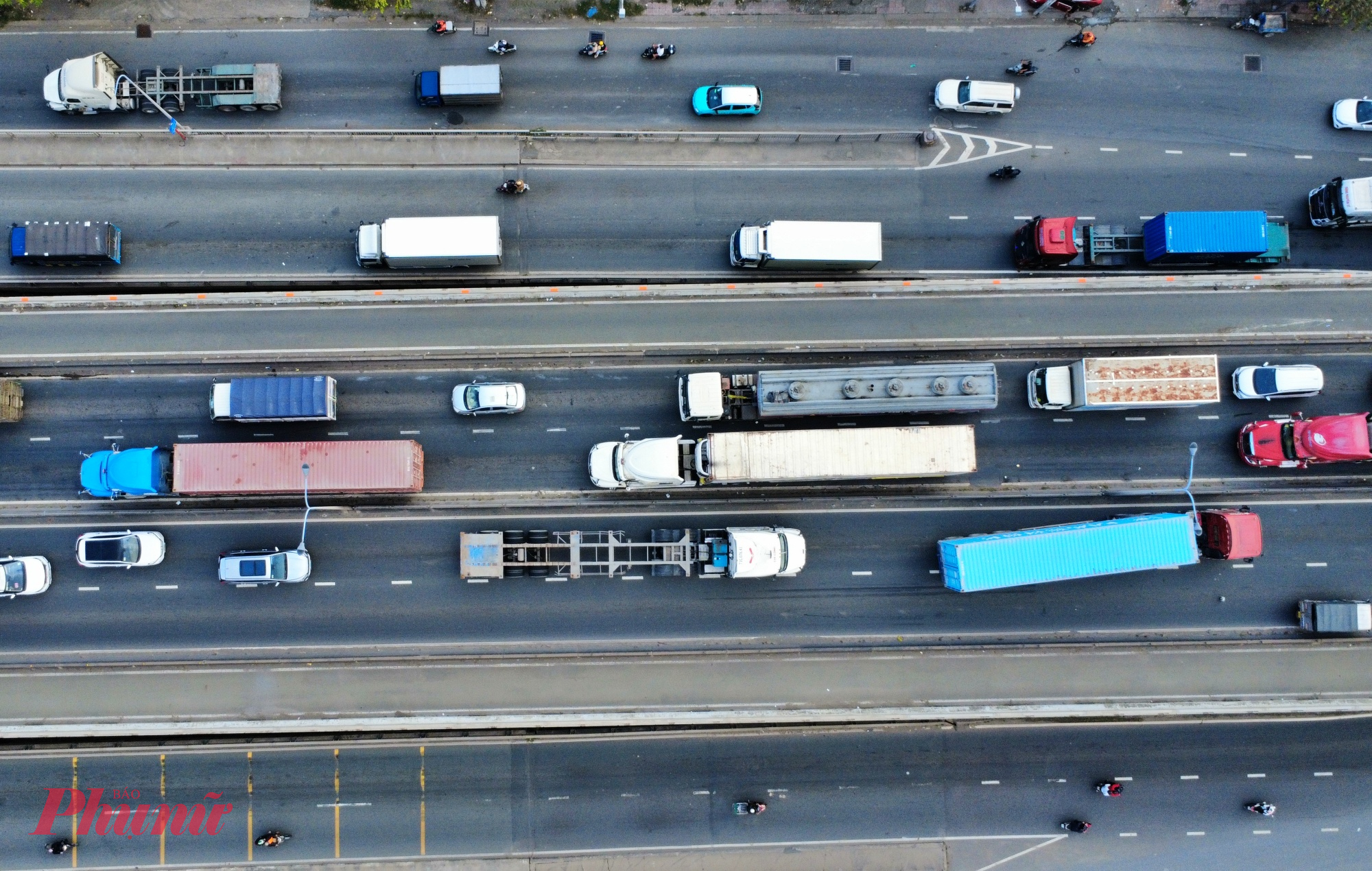 Trong khi hướng từ cầu Phú Mỹ đi đường Nguyễn Văn Linh thông thoáng, còn hướng đi cảng Cát Lái kẹt xe kéo dài.