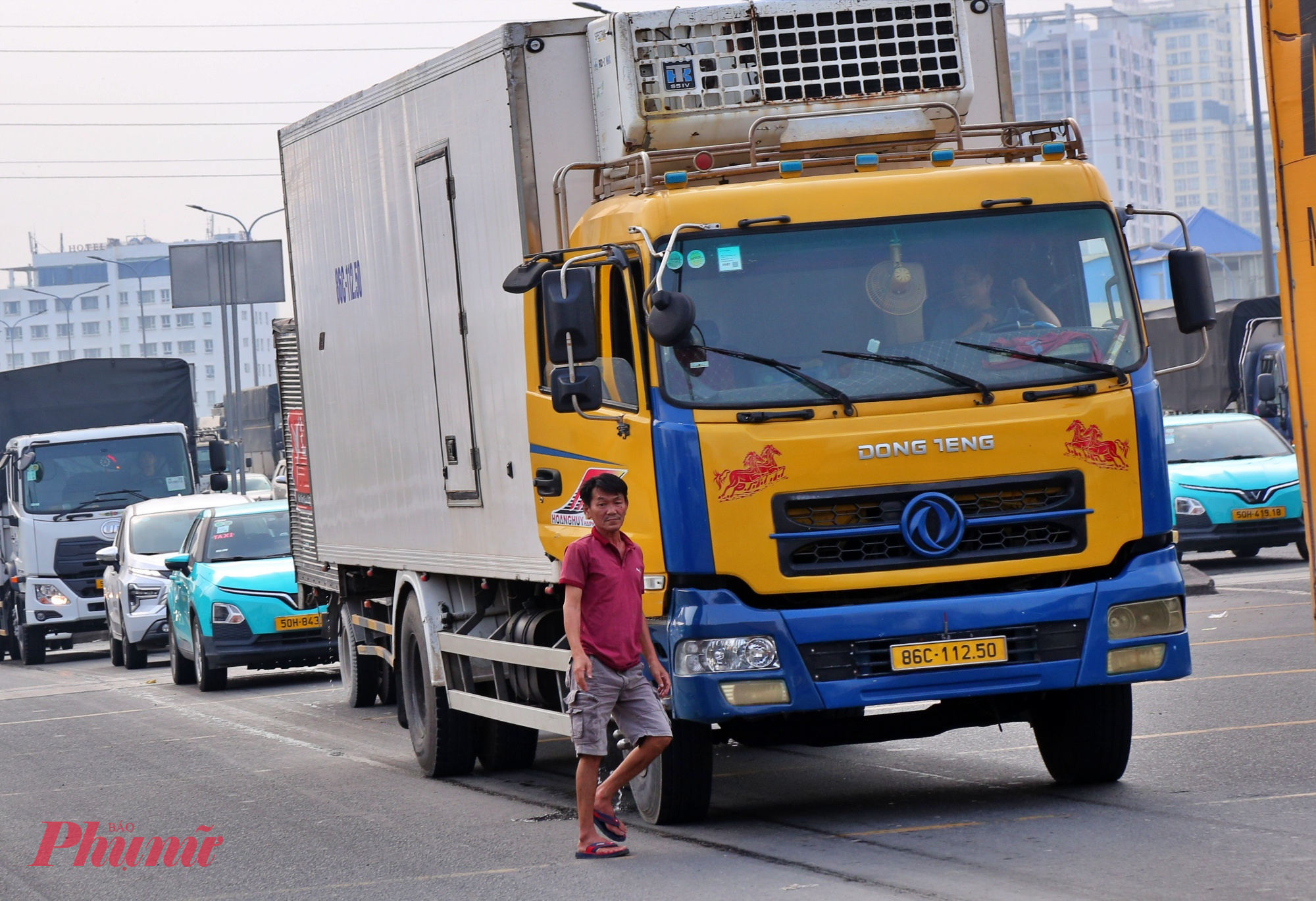 “Chưa tới được cảng mà đã mất gần nửa ngày chỉ để qua cầu Phú Mỹ. Xe đứng yên lâu, tài xế thay nhau lái cho đỡ mệt”, một tài xế container chia sẻ.