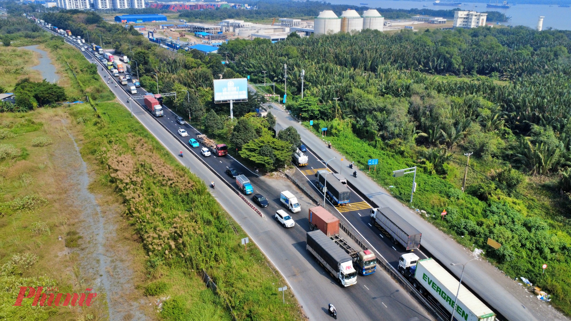 các tuyến kết nối xung quanh như Võ Chí Công, Đồng Văn Cống, Nguyễn Thị Định cũng thường xuyên quá tải, khiến áp lực dồn thêm lên cầu Phú Mỹ - nơi được xem là “nút thắt cổ chai” của khu vực phía Đông trong thời điểm cao điểm cuối năm.