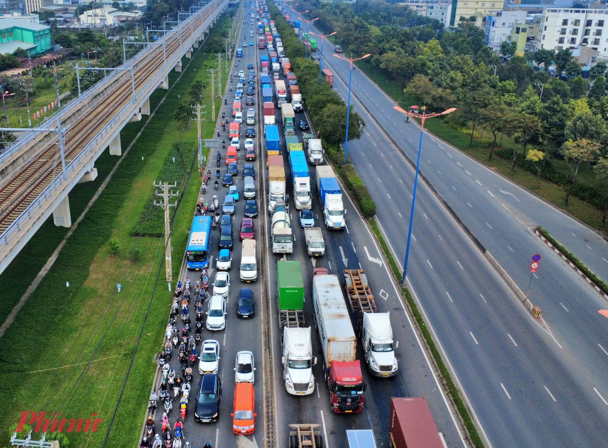 Dịp cuối năm, đường Võ Nguyên Giáp - cửa ngõ phía Đông hướng đi cảng Cát Lái, cảng Phú Hữu,... cũng ùn ứ cục bộ tại các nút giao.