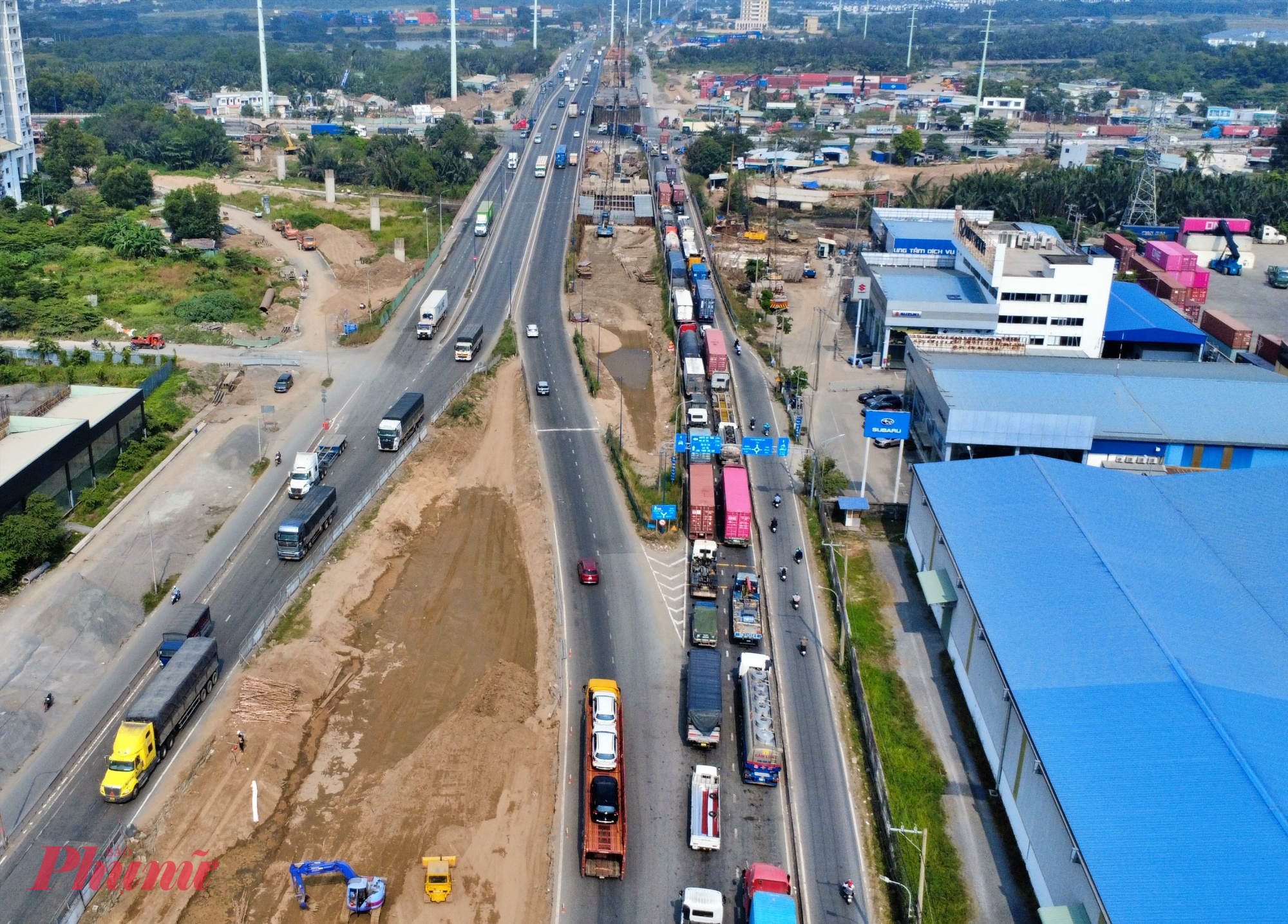 Đường Võ Chí Công đoạn qua nút giao Mỹ Thủy vào cảng Cát Lái cũng bị kẹt xe kéo dài, dù là ngày cuối tuần.