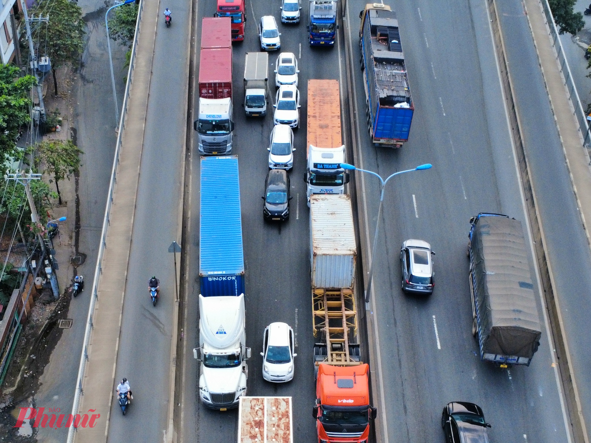 Xung đột giao thông khi các phương tiện chuyển làn đoạn đường dẫn từ người từ đường Huỳnh Tấn Phát lên cầu Phú Mỹ.