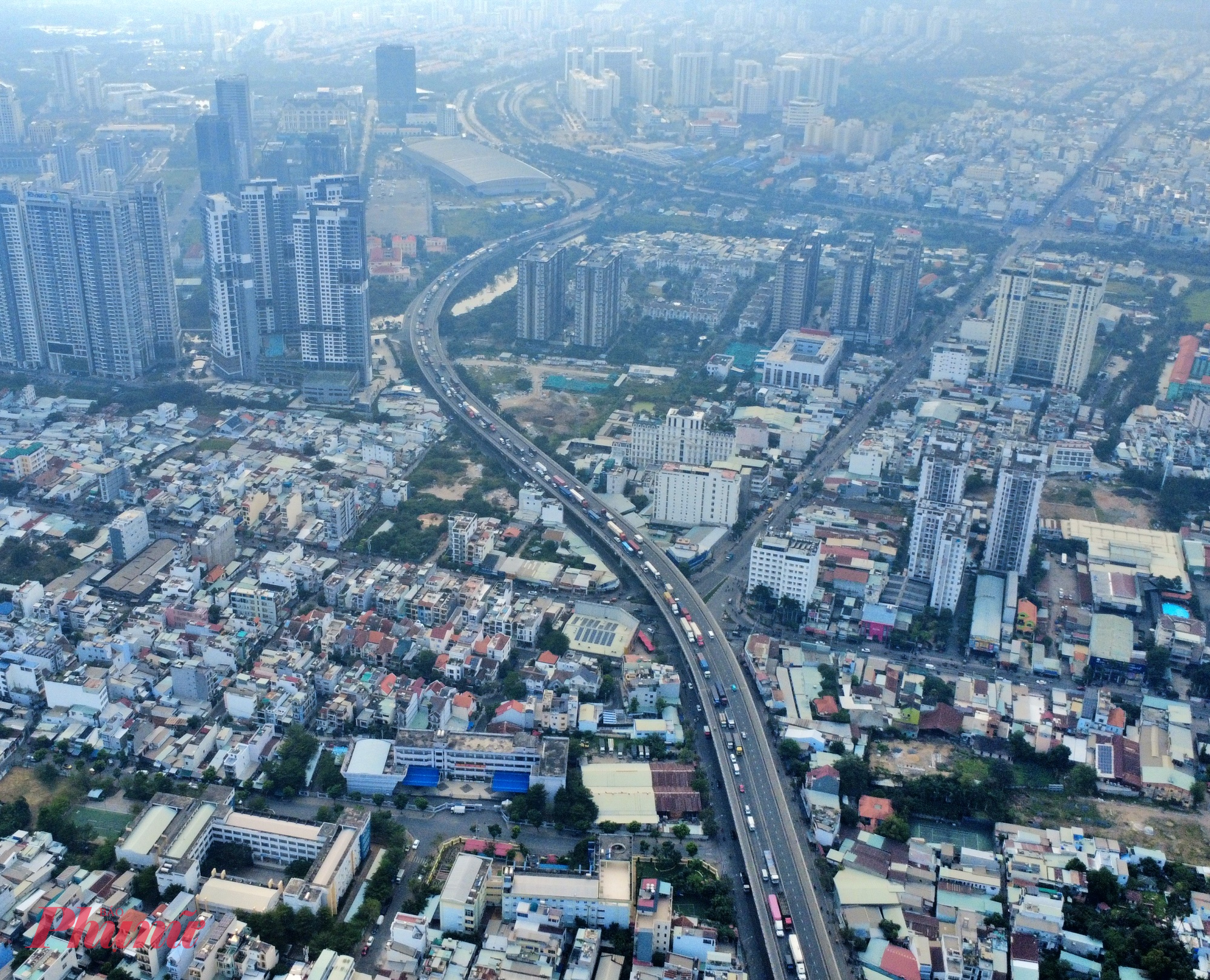 Ghi nhận cho thấy, dòng xe container, xe tải và ô tô cá nhân nối đuôi nhau kéo dài gần 10km qua Cầu Phú Mỹ, bắt đầu từ đường Nguyễn Văn Tưởng đến nút giao Mỹ Thủy, hướng vào Cảng Cát Lái.