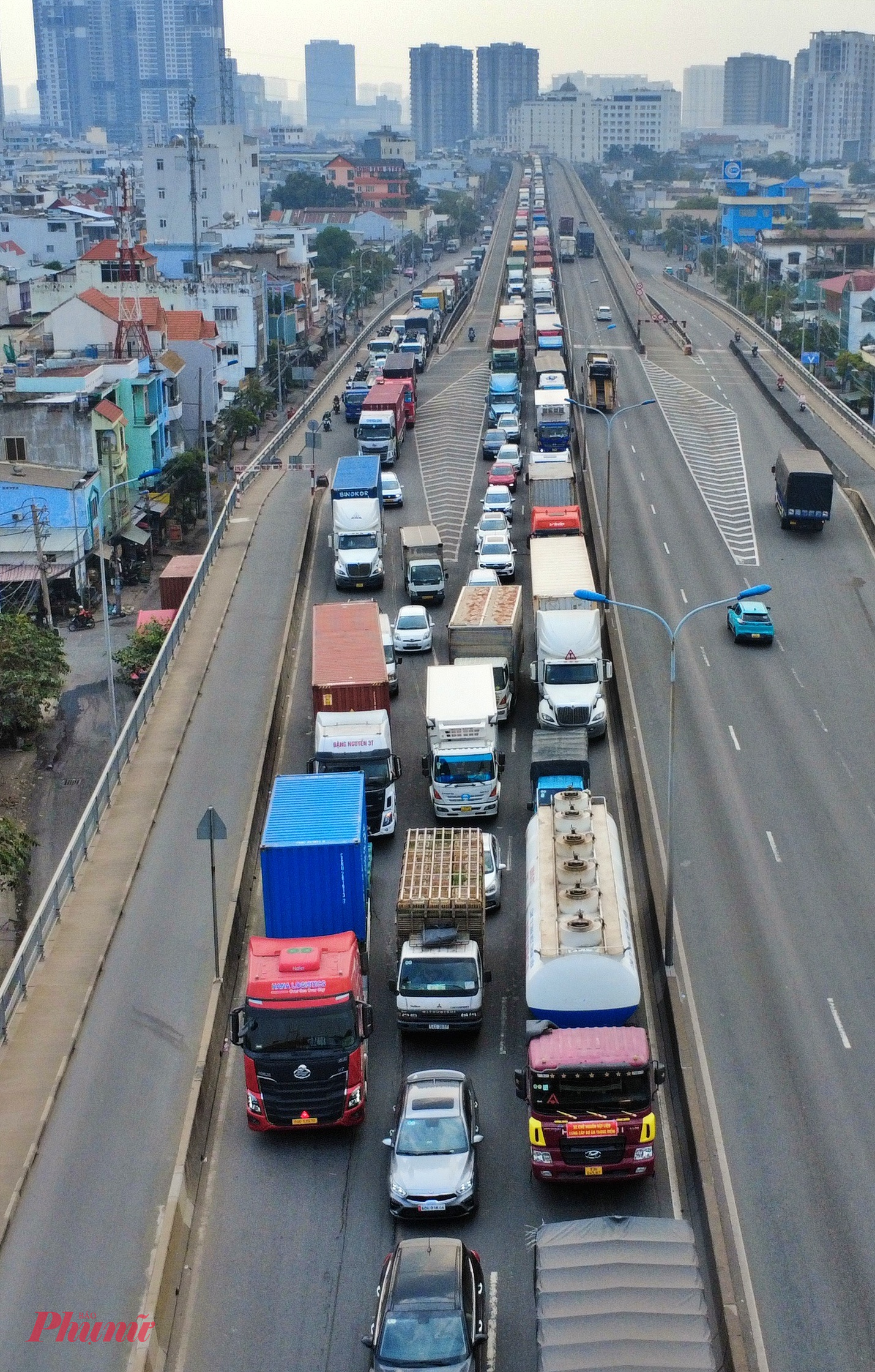 Xe container, xe tải,... chôn chân trên cầu cạn Phú Mỹ đoạn qua đường Huỳnh Tấn Phát (quận 7 - trước đây).