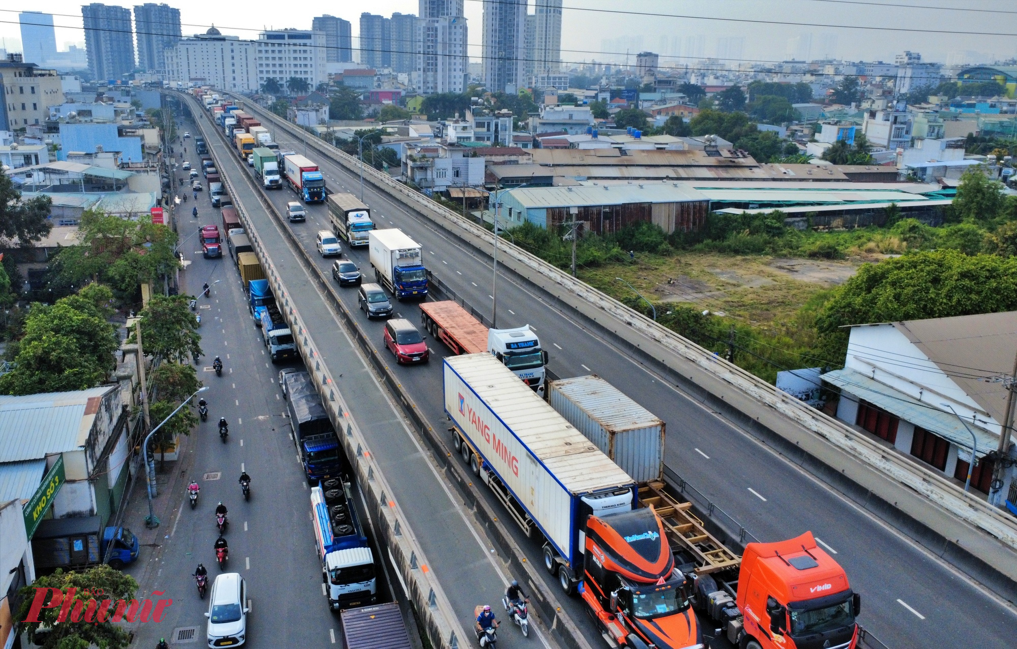 Lượng xe tăng cao dịp cuối năm khiến cửa ngõ Đông Nam TPHCM càng thêm áp lực, kẹt xe kéo dài.