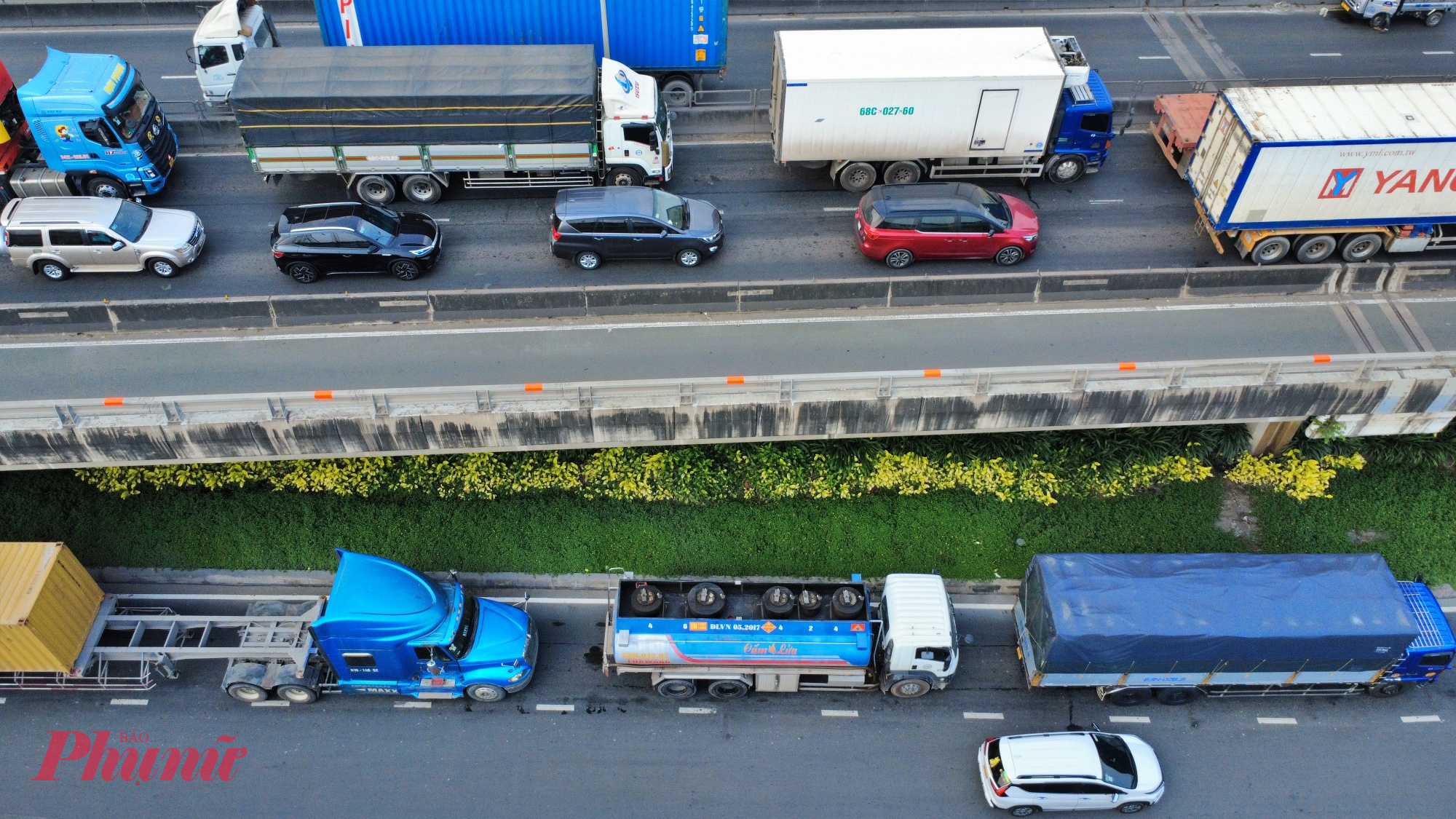  Lượng phương tiện chở hàng hóa tăng cao phục vụ sản xuất, xuất nhập khẩu cuối năm, cộng với nhu cầu đi lại của người dân tăng mạnh đã khiến giao thông khu vực này thường xuyên rơi vào cảnh “đứng bánh” từ sáng sớm đến tối muộn.