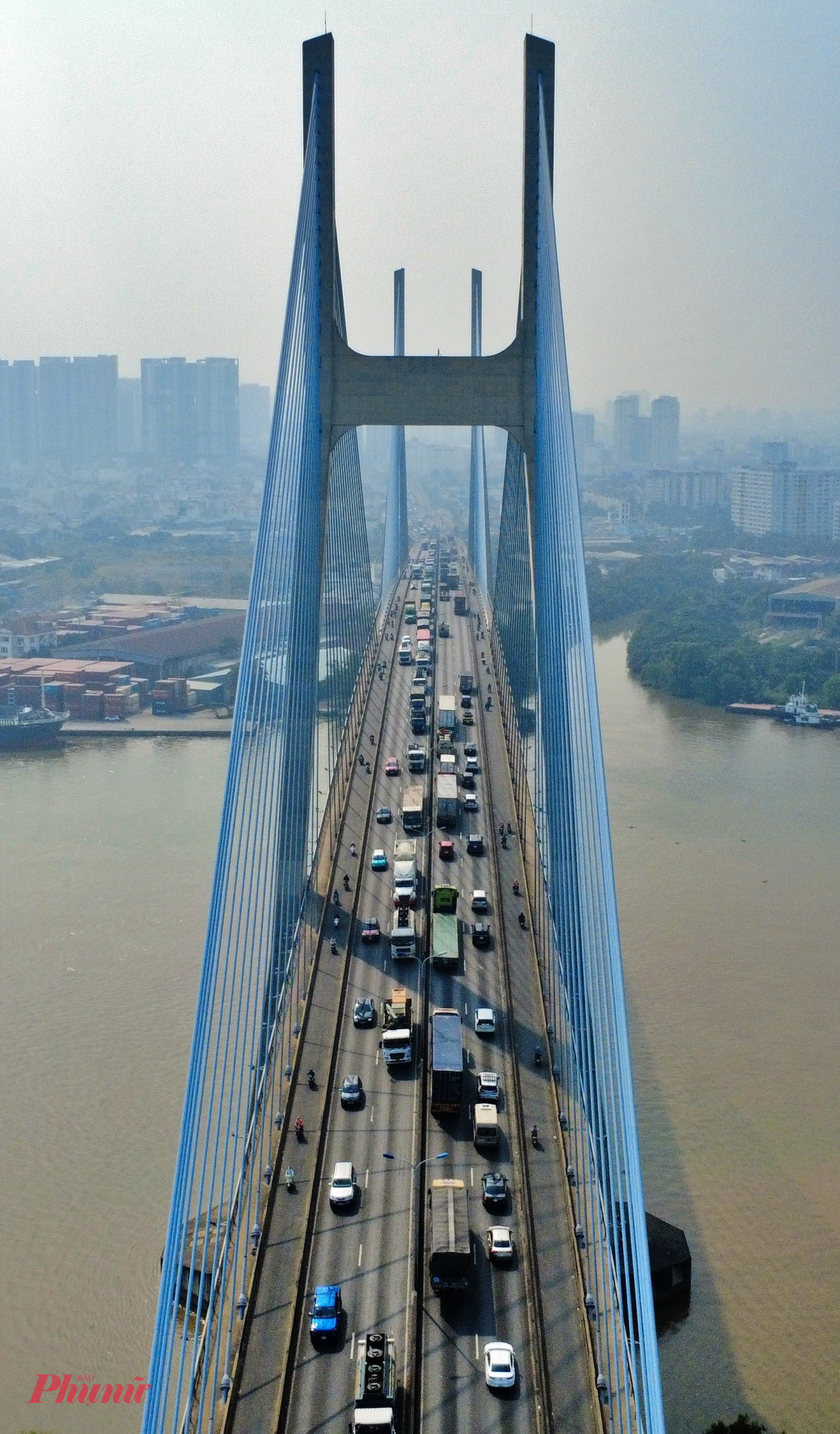 Dù không phải giờ cao điểm nhưng cầu Phú Mỹ vẫn ùn ứ ở cả hai hướng. 