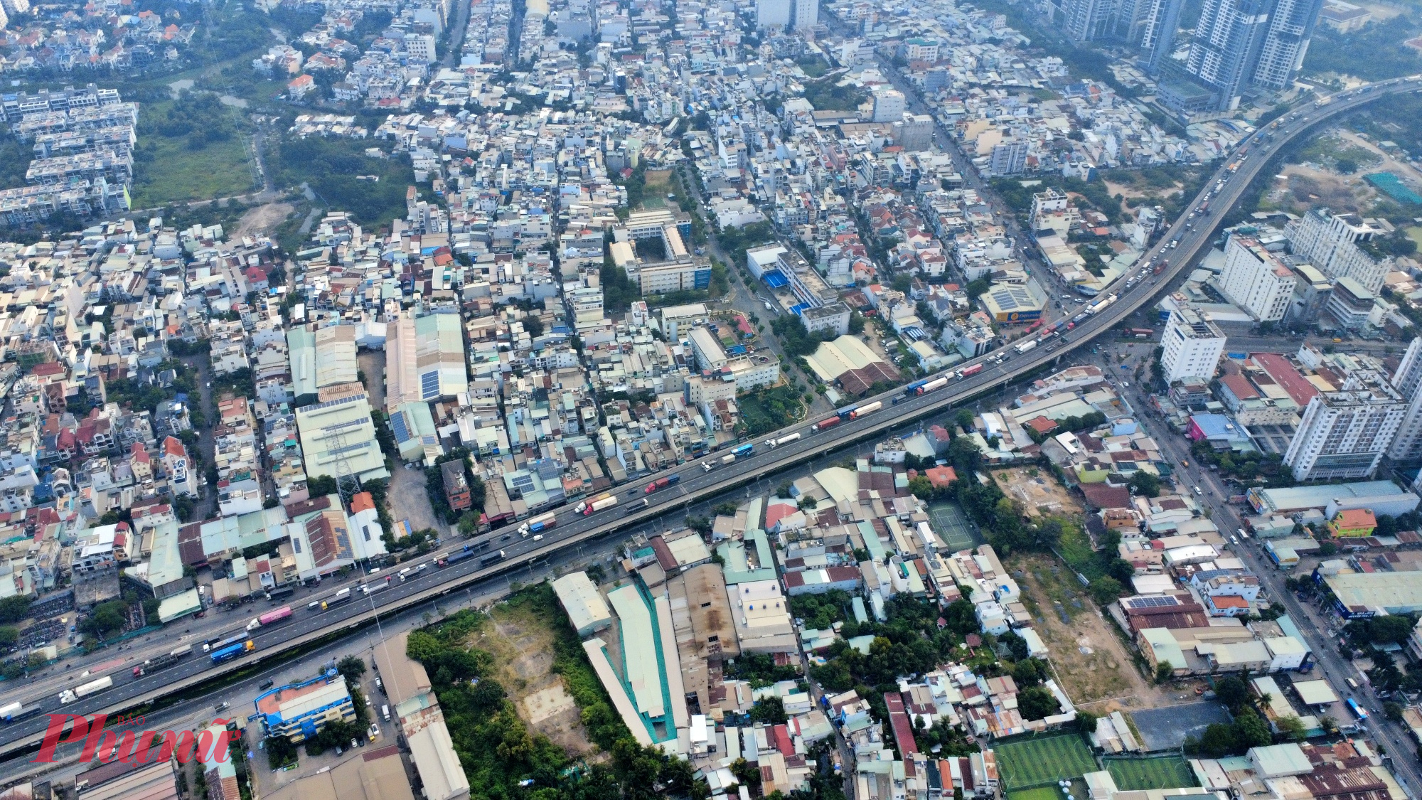 Những ngày cuối năm, tình trạng ùn tắc giao thông tại cửa ngõ phía Đông TPHCM và trục đường về cảng Cát Lái diễn biến đặc biệt nghiêm trọng. Nhiều tài xế phản ánh, hầu như ngày nào đoạn qua cầu Phú Mỹ đều bị kẹt xe. 
