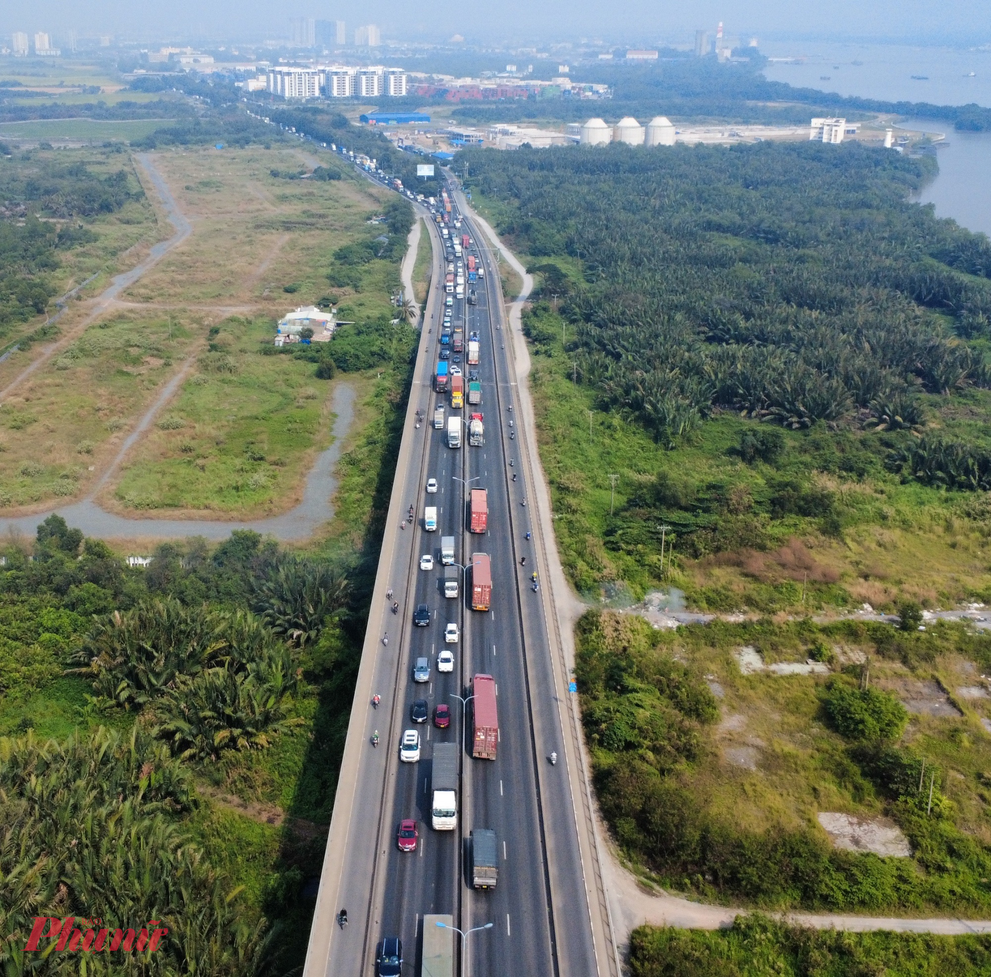 Kẹt xe trên đường Võ Chí Công hướng từ cầu Phú Mỹ đi cảng Cát Lái.