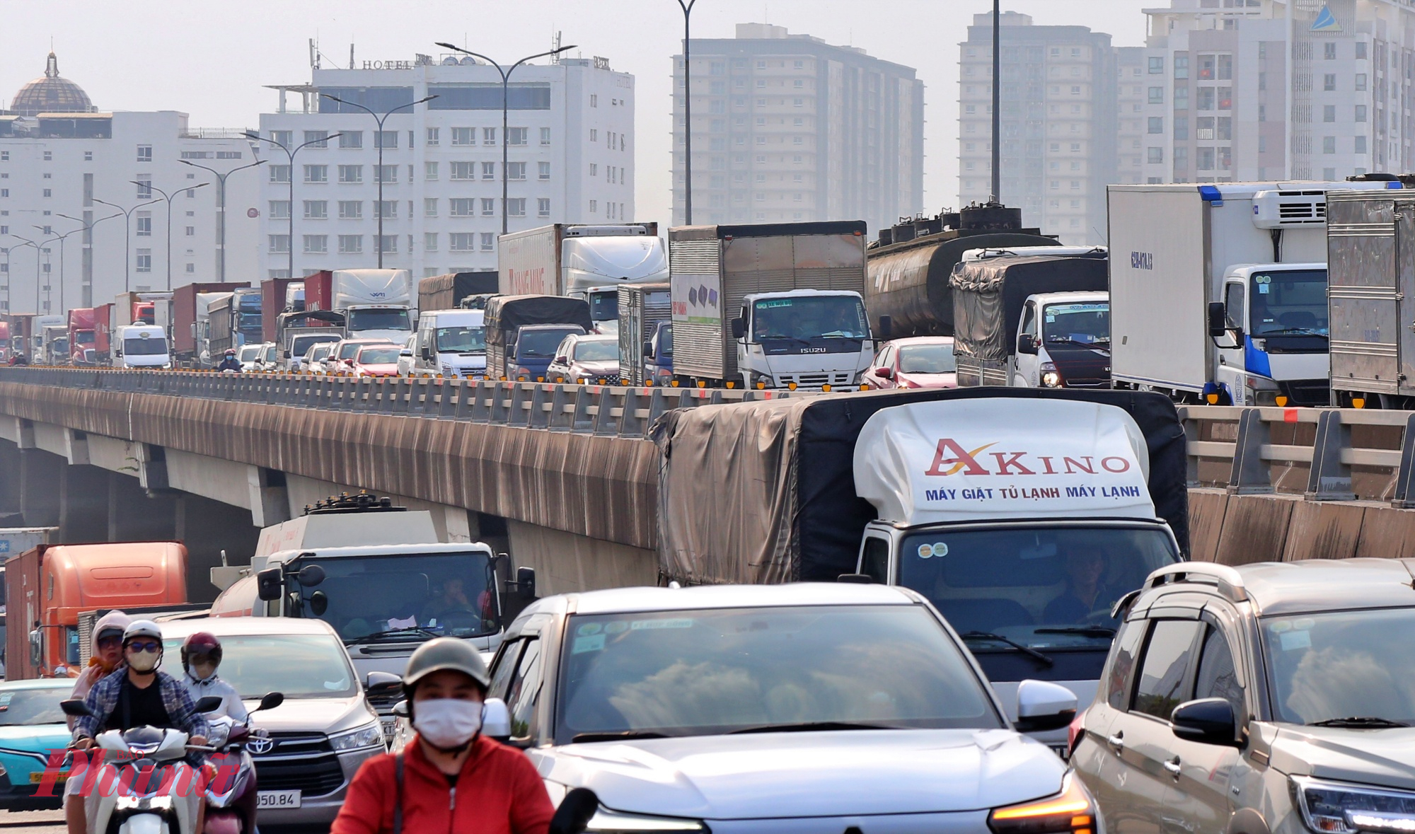 Trong dòng xe nhích từng mét, không ít tài xế phải tắt máy, xuống xe nghỉ ngơi, thậm chí đổi tài cho nhau để cầm cự qua quãng đường kẹt kéo dài hàng giờ. 