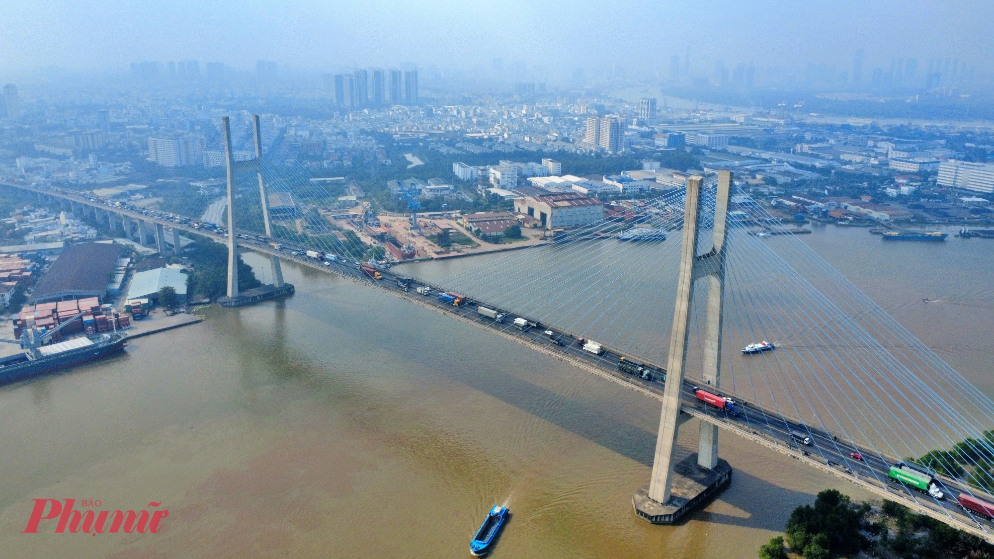 Các phương tiện nhích từng chút trên cầu Phú Mỹ.