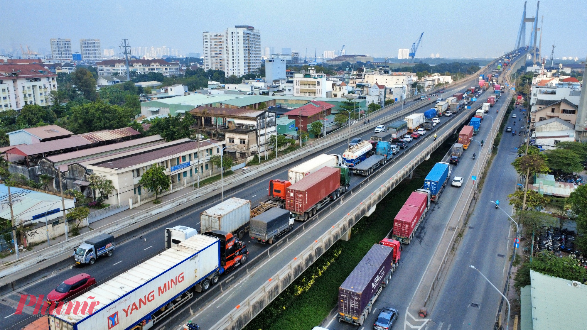 Kẹt xe từ kéo dài từ đường dẫn đến trên cầu Phú Mỹ, đoạn qua quận 7 - trước đây.