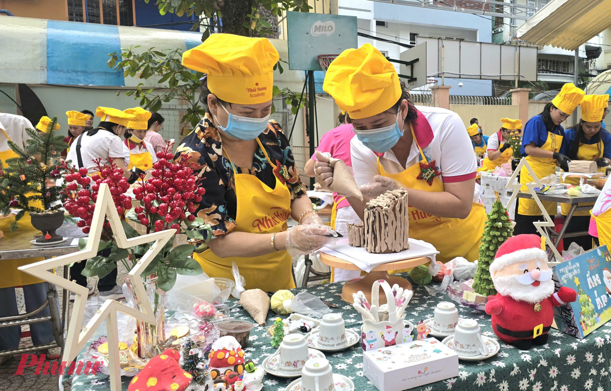 Cá đội đầu tư chuẩn bị thêm nhiều nguyên liệu khác cũng như các vật dụng trang trí giáng sinh, góp phần làm cho chiếc bánh kem thêm phần đẹp mắt