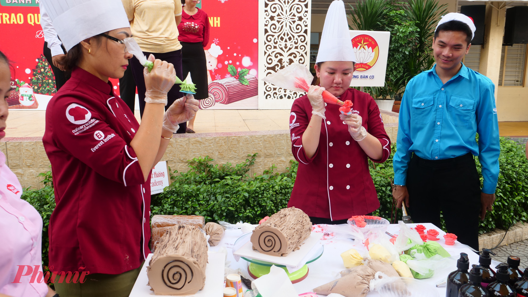 Đại diện đơn vị đồng hành hướng dẫn các đội thi trang trí bánh kem trước khi bắt đầu hội thi - Ảnh: Trang Nguyễn 