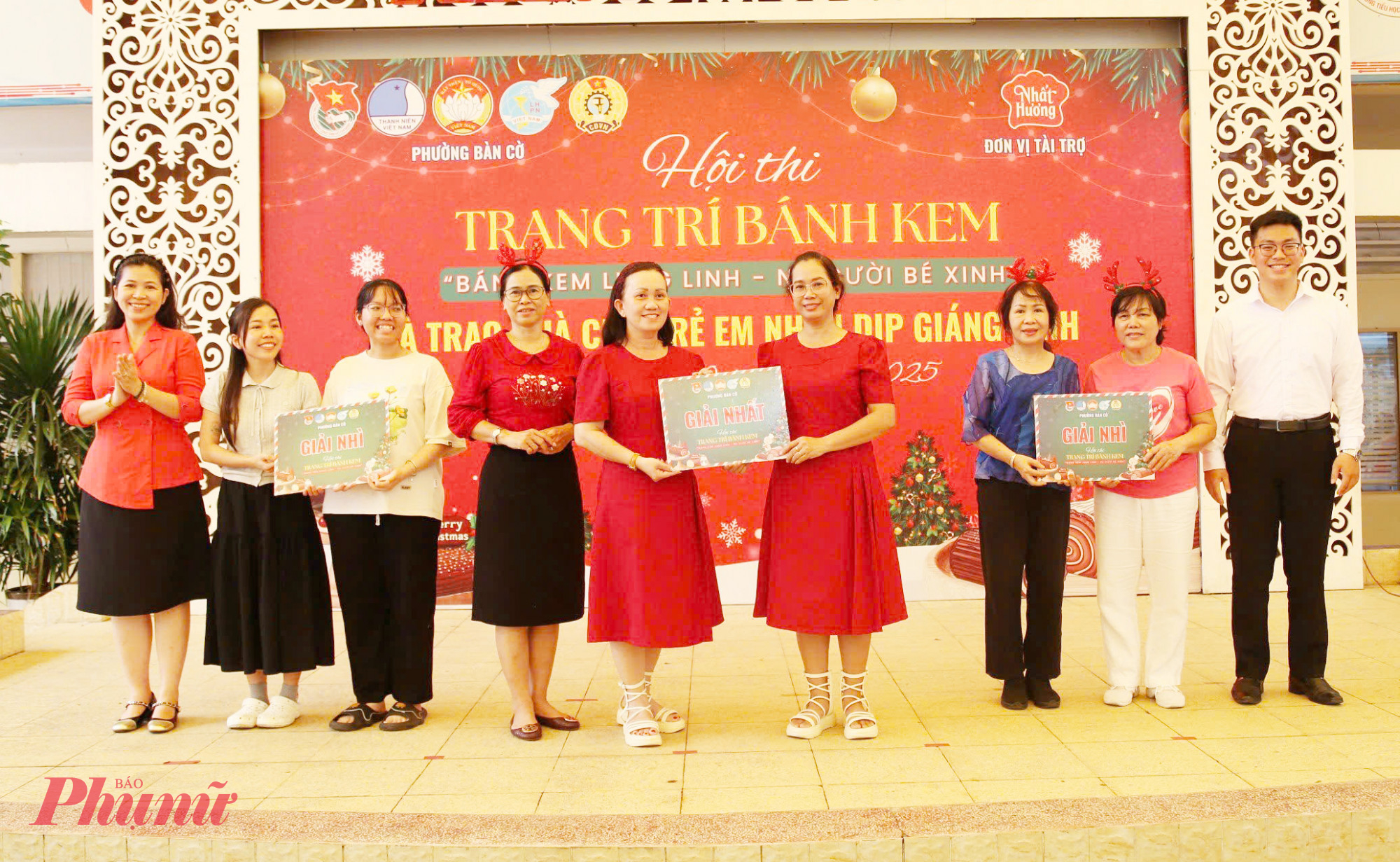 Ban tổ chức trao giải cho các đội dự thi - Ảnh: T.T