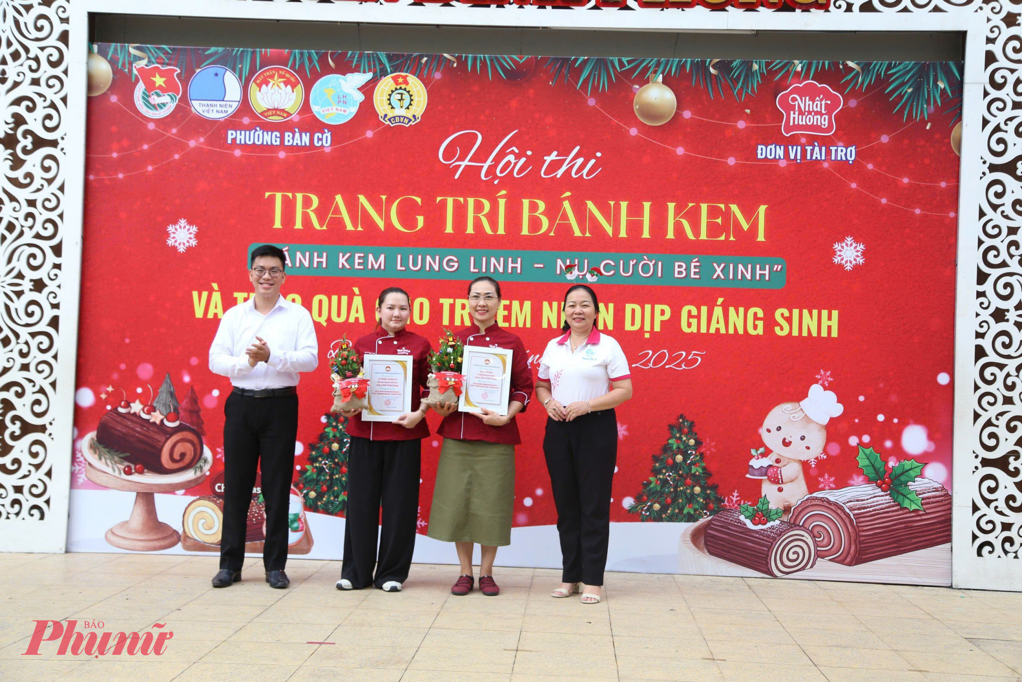 Ban tổ chức hội thi trao thư cảm ơn các đơn vị đồng hành 