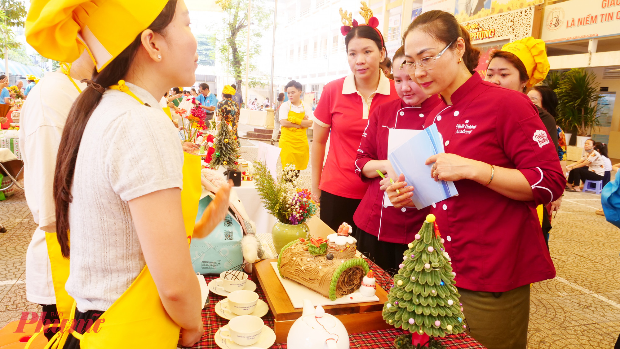 Ban giám khảo chấm điểm sản phẩm bánh kem của các đội dự thi 